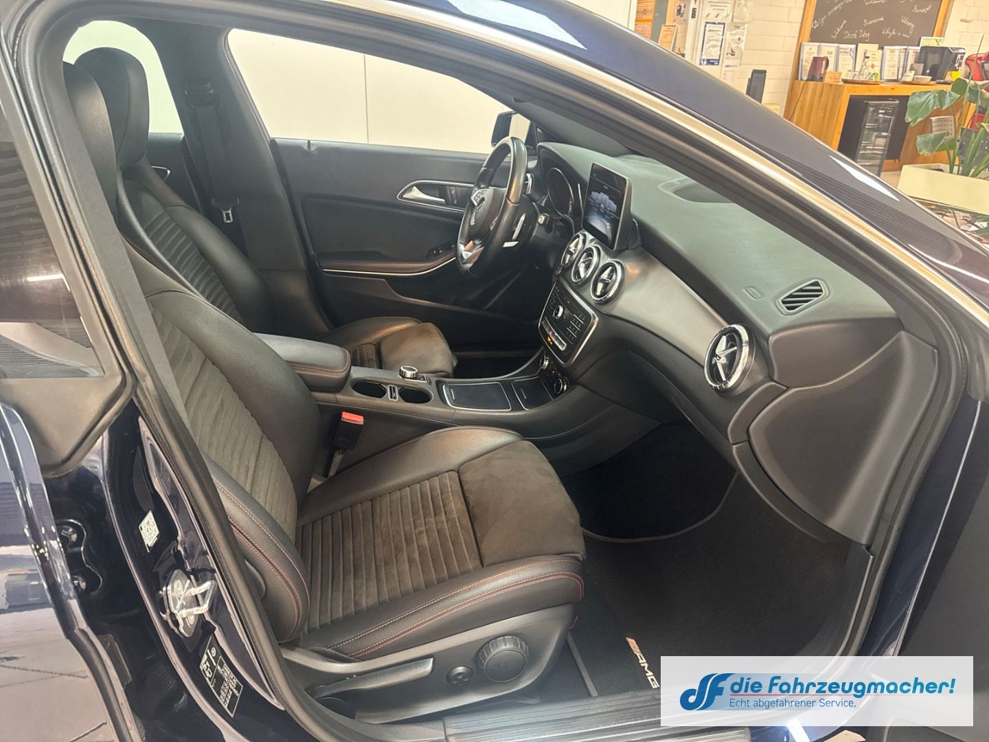 Fahrzeugabbildung Mercedes-Benz CLA 180 Shooting Brake AMG Sportpaket Navi LED *