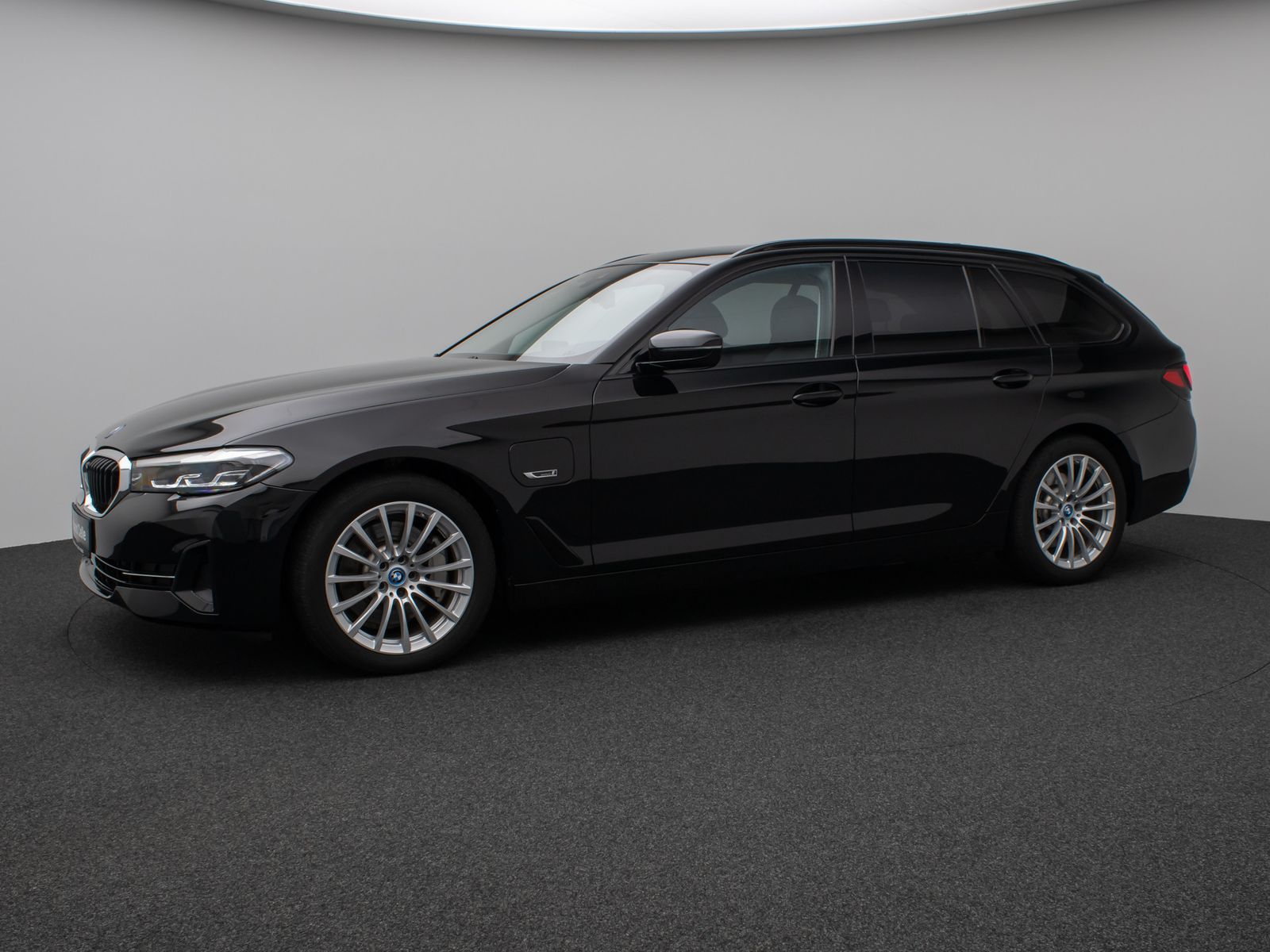 Fahrzeugabbildung BMW 530e Panorama DAB HiFi CockPitPro Alarm PDC LED