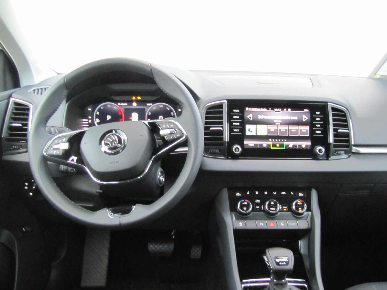 Fahrzeugabbildung SKODA Karoq Selection 2.0l TDI 150PS 7-Gang DSG 4x4