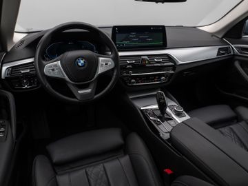 Fahrzeugabbildung BMW 530e xD Pano Kamera DAB HiFi Adapt. Fahrwerk 19"