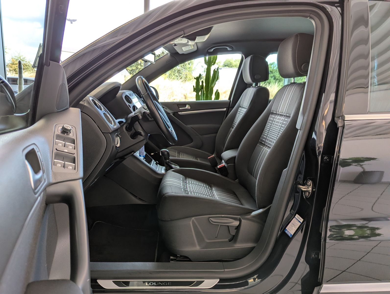 Fahrzeugabbildung Volkswagen Tiguan 1.4 TSI DSG Lounge DYNAUDIO AHK Kamera
