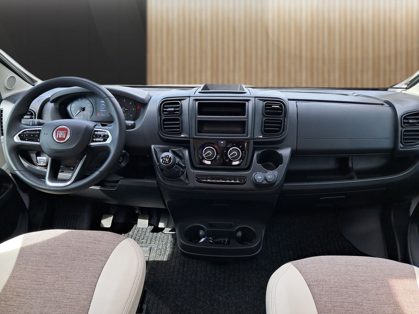 Fahrzeugabbildung Eura Mobil Van V 595 HB RFK, Radio DAB, Klimaauto, Solar,