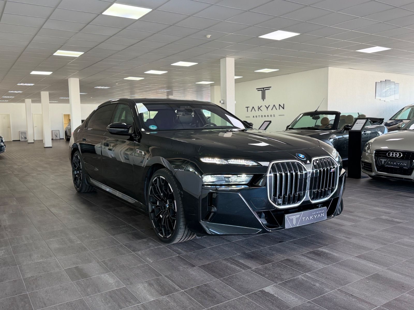 BMW M760 e xDrive / 1.Hand / NAVI / S-Heft