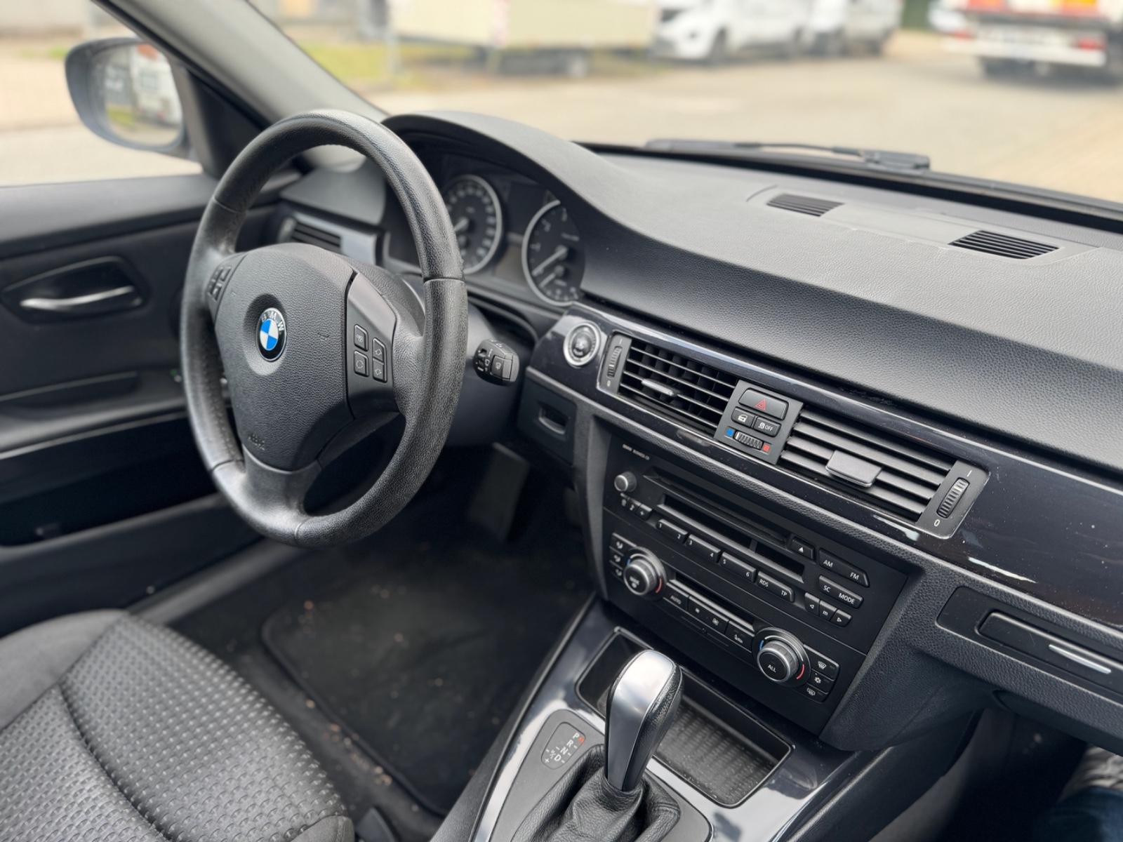 BMW 318 2011 — photo 7