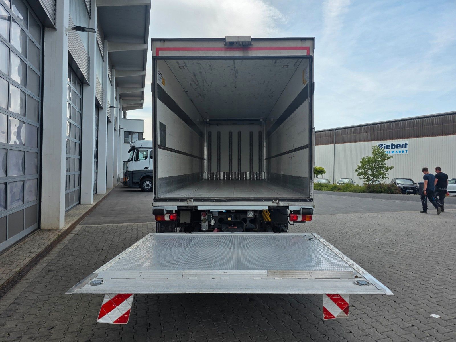 Fahrzeugabbildung Mercedes-Benz Actros 2545 L 6x2 LBW Bär Retarder Xenon AHK