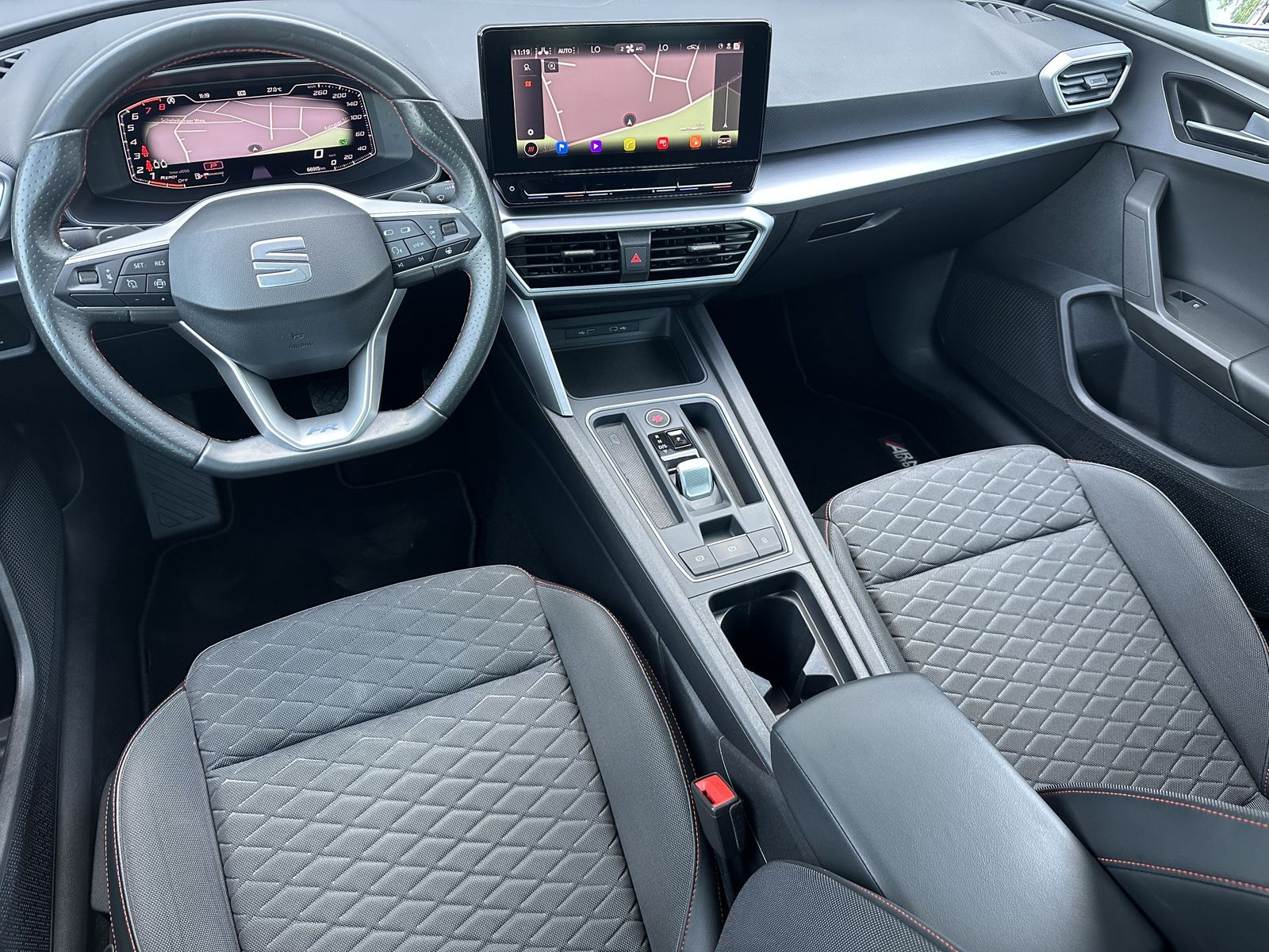 Fahrzeugabbildung SEAT Leon 1.5 eTSI DSG FR NAV+LED+KAMERA+18ZO+LHZ+VC