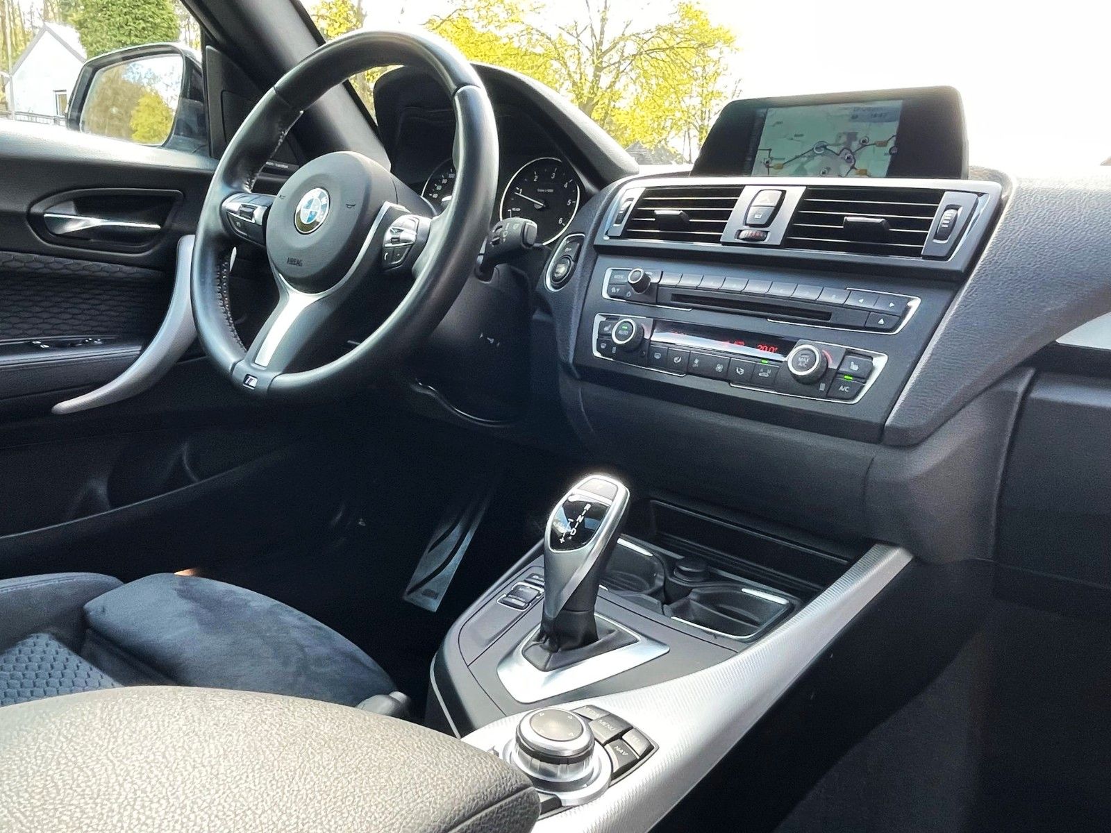 Fahrzeugabbildung BMW 220d Coupe SAG M SPORT PAKET NAVI GSD H&K SOUND