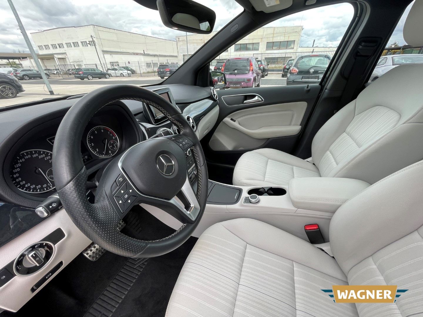 Fahrzeugabbildung Mercedes-Benz B 180 Pano Kamera Navi PDC SHZ Klimaautomatik