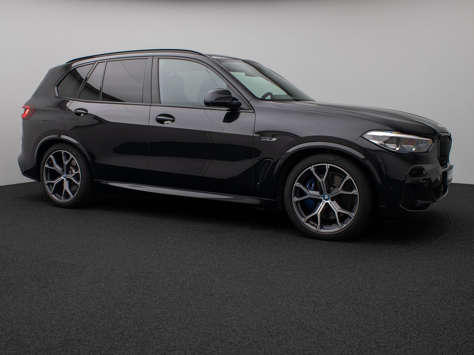 Fahrzeugabbildung BMW X5 xD45e M Sport Panorama 360° HUD DAB HiFi 21"
