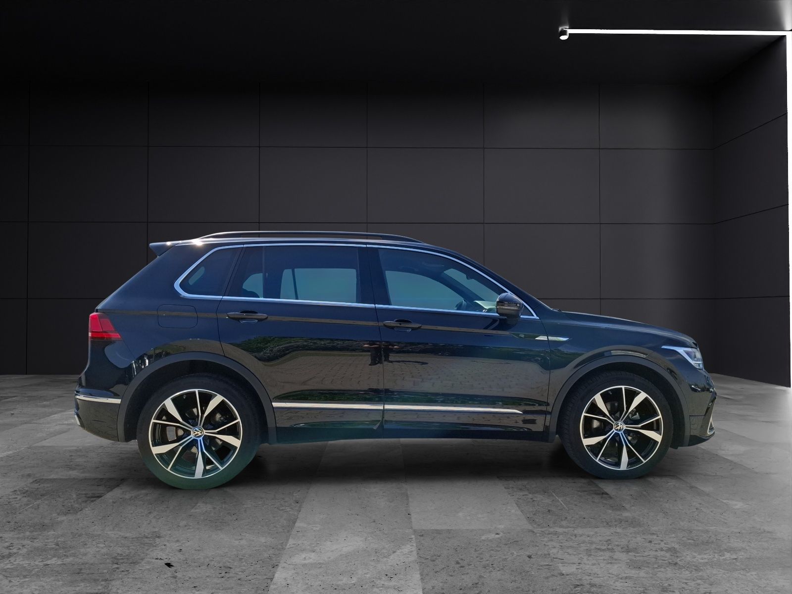 Fahrzeugabbildung Volkswagen Tiguan TDI R-Line DSG STH AHK LED AID ACC RFK 20