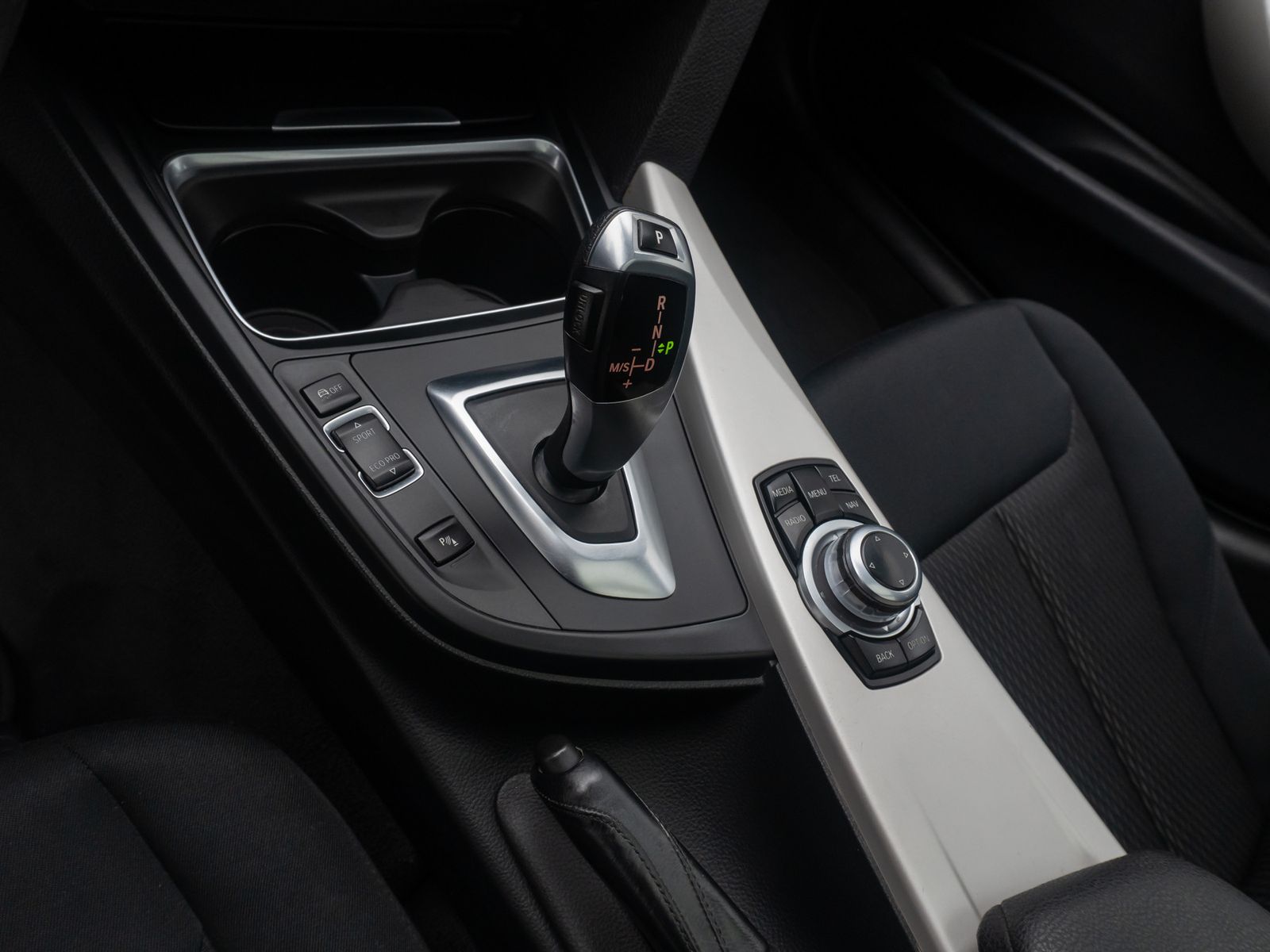 Fahrzeugabbildung BMW 320d PDC Panorama NaviBusiness KlimaAut Regensen