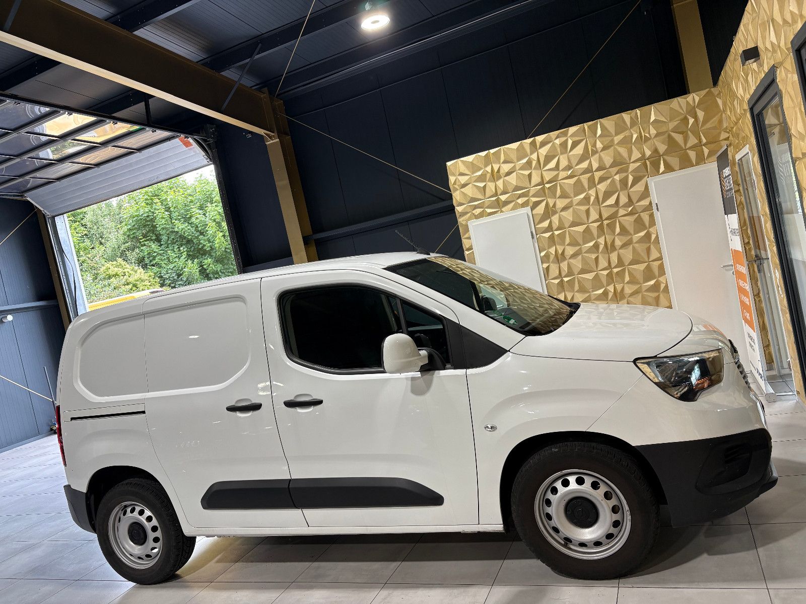 Fahrzeugabbildung Opel Combo E Cargo Edition/2-SITZ/APPLE/AHK/KLIMA