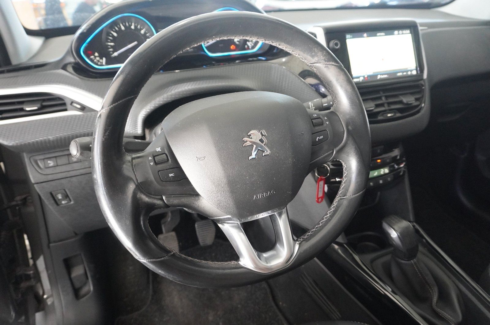 Fahrzeugabbildung Peugeot 2008 1.2 ALLURE NAVI/LED/KAMERA/SHZ/SPORT/TEMP.