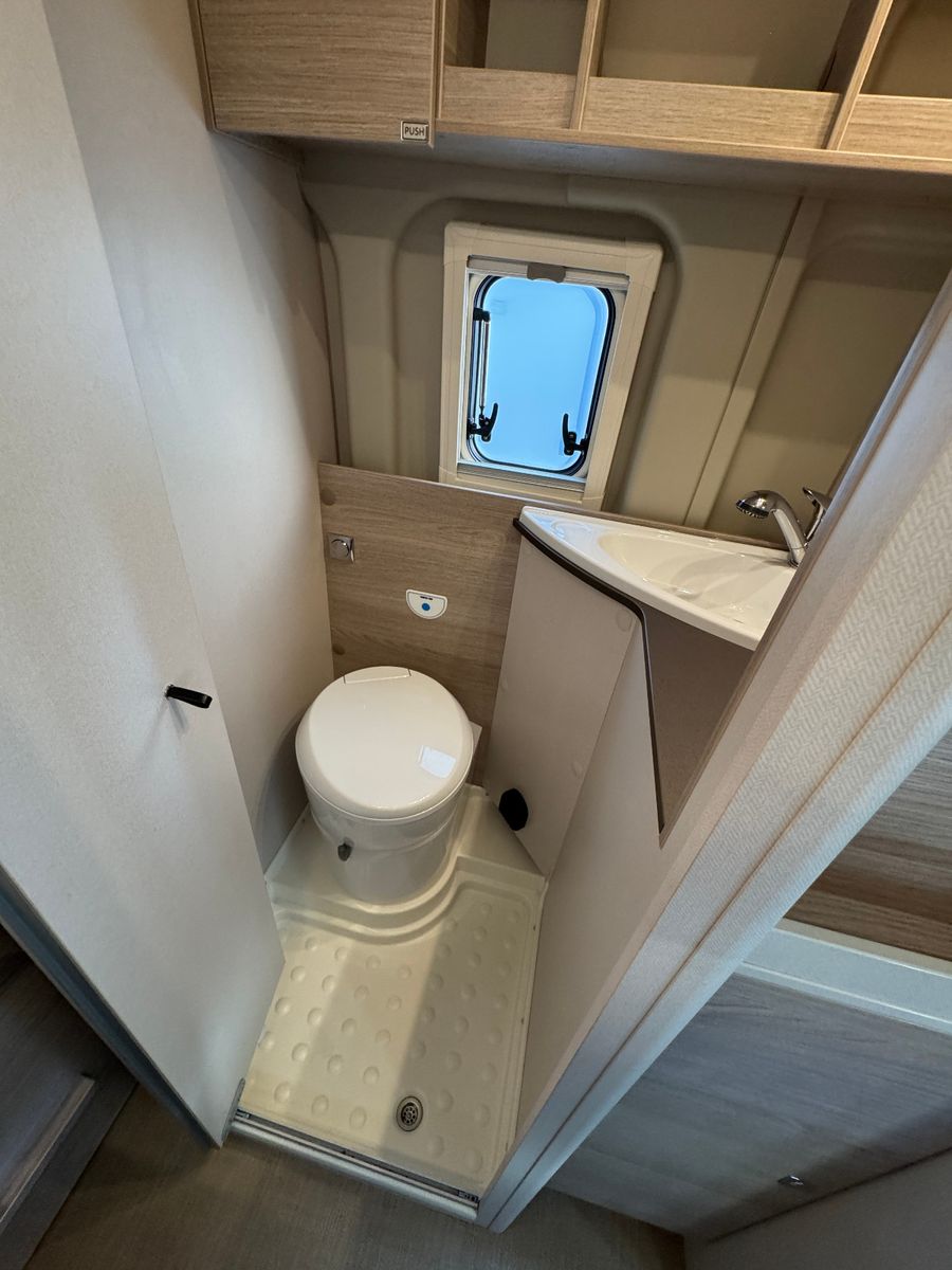 Fahrzeugabbildung Bürstner Campeo Black Forest C 600 AUFSTELLDACH SHZ NAVI+