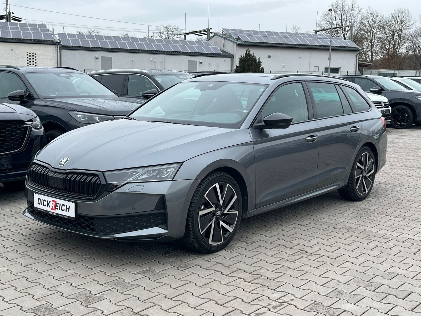 Fahrzeugabbildung SKODA Octavia 1.5 DSG Sportline PANO*MATRIX*AHK*5J.GAR