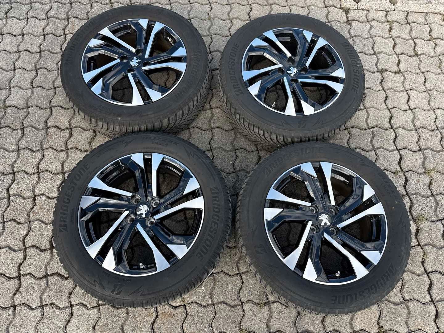 Fahrzeugabbildung Peugeot 2008 e- Allure Pack NAVI KAMERA 8-FACH SITZH. 1H