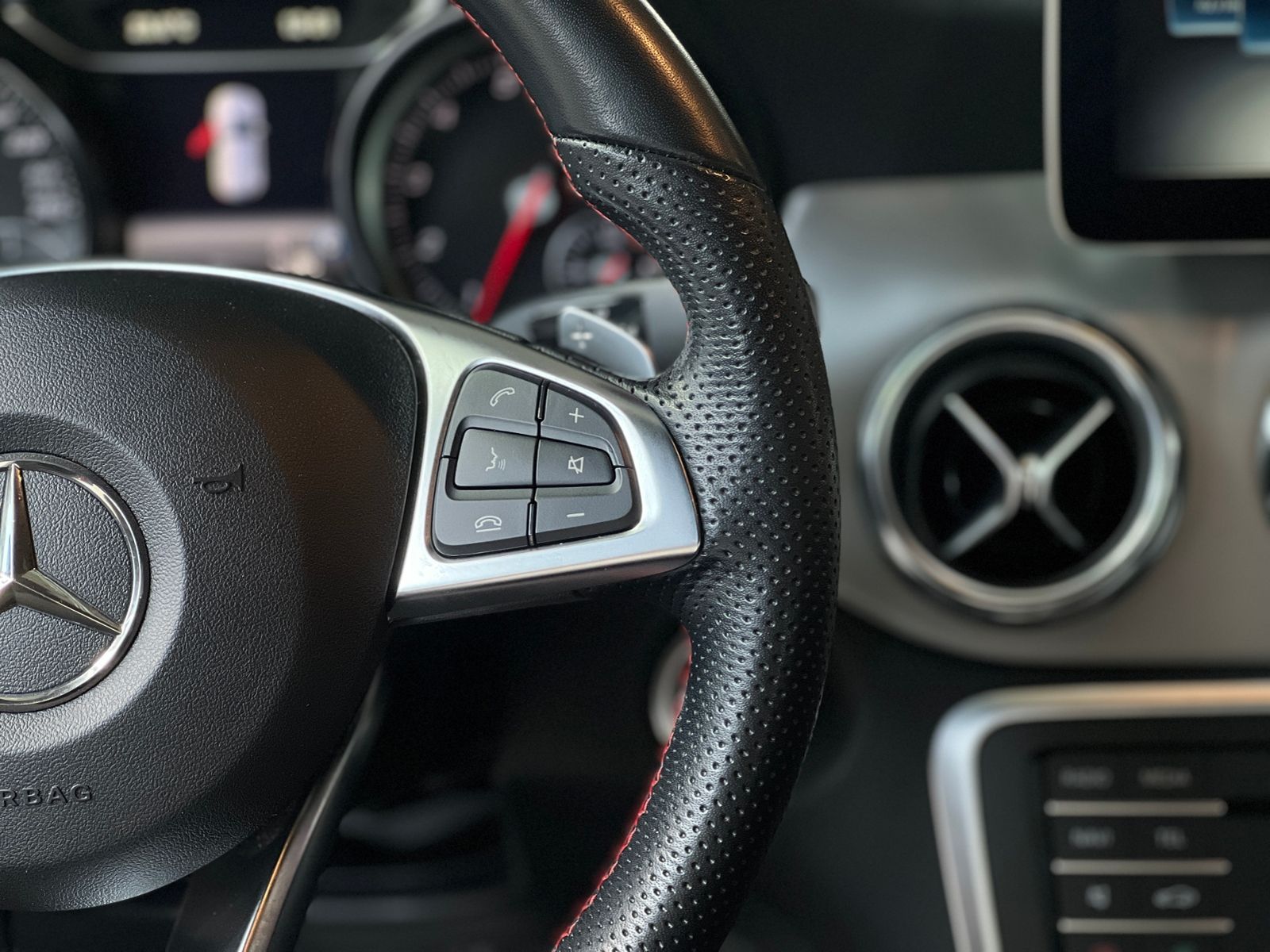Fahrzeugabbildung Mercedes-Benz GLA 250 AMG Line STNDHZ 360° LED NAV SHZ 19"