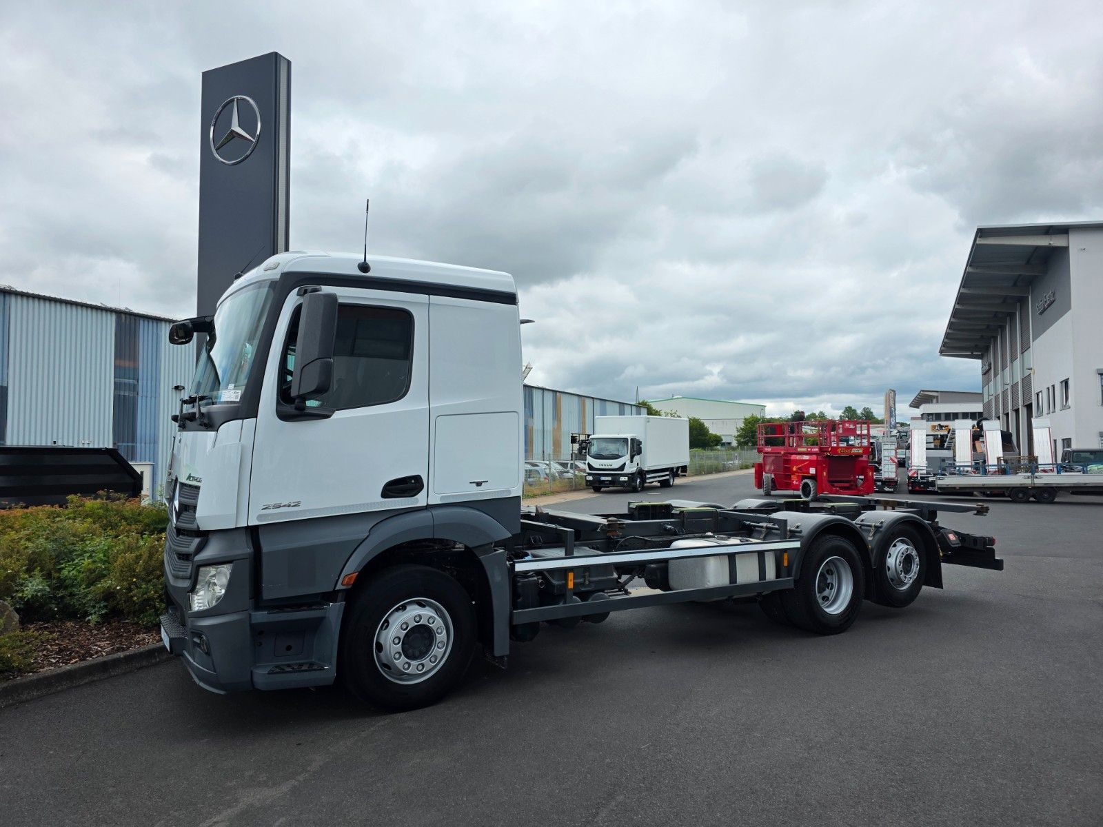 Fahrzeugabbildung Mercedes-Benz Actros 2542 L 6x2 BDF Retarder ADR