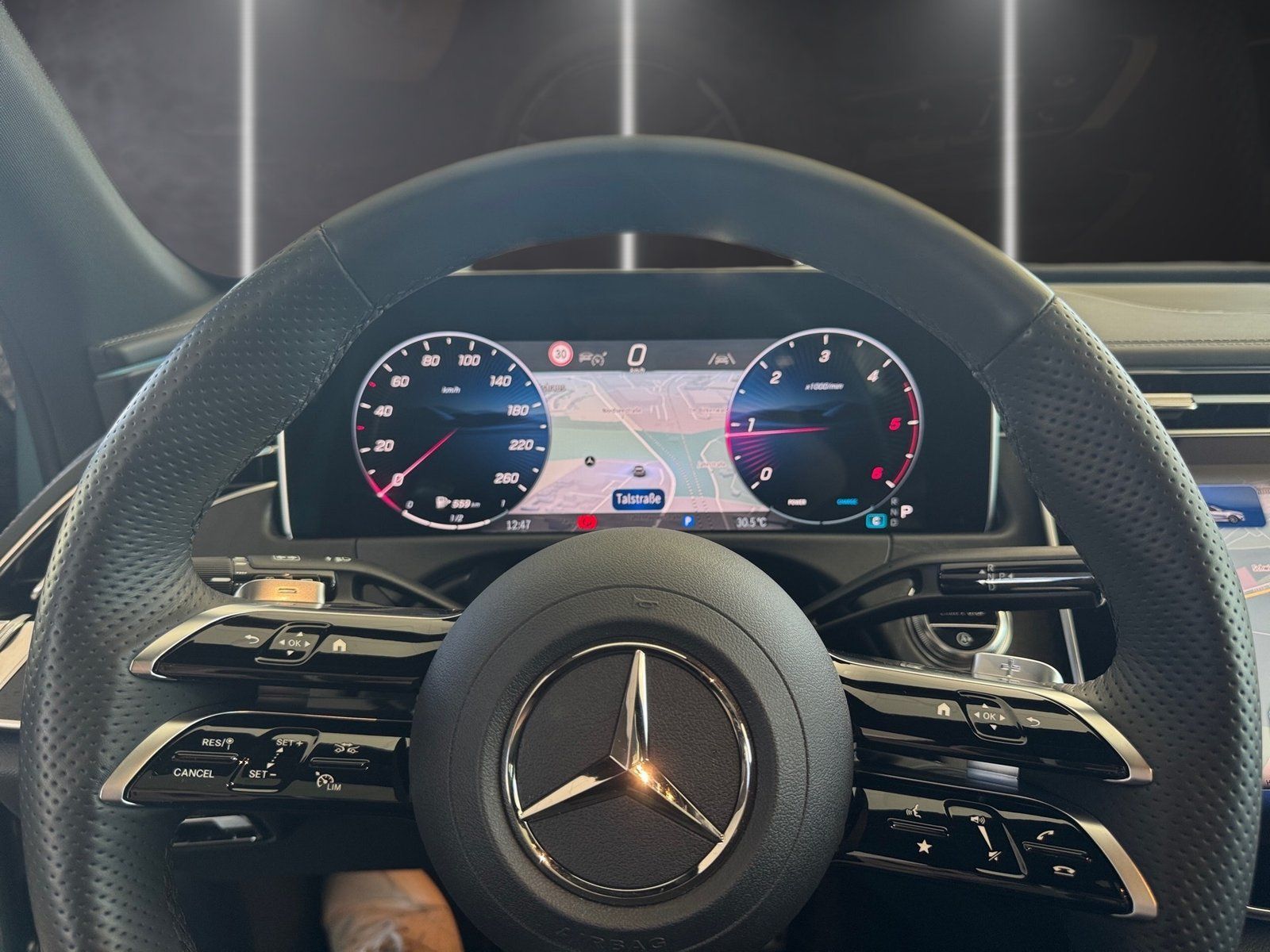 Fahrzeugabbildung Mercedes-Benz E 220 d T AMG*AHK*Pano*Distro*Totwink*360*Digita