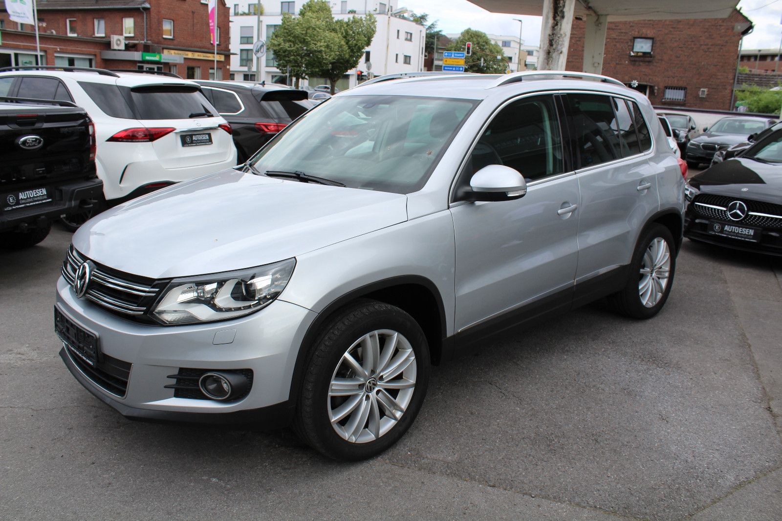 Volkswagen Tiguan - 1