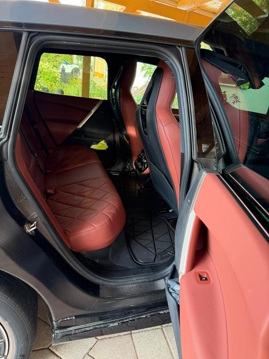 BMW iX xDrive50 - Storm Bay - Naturleder Castanea
