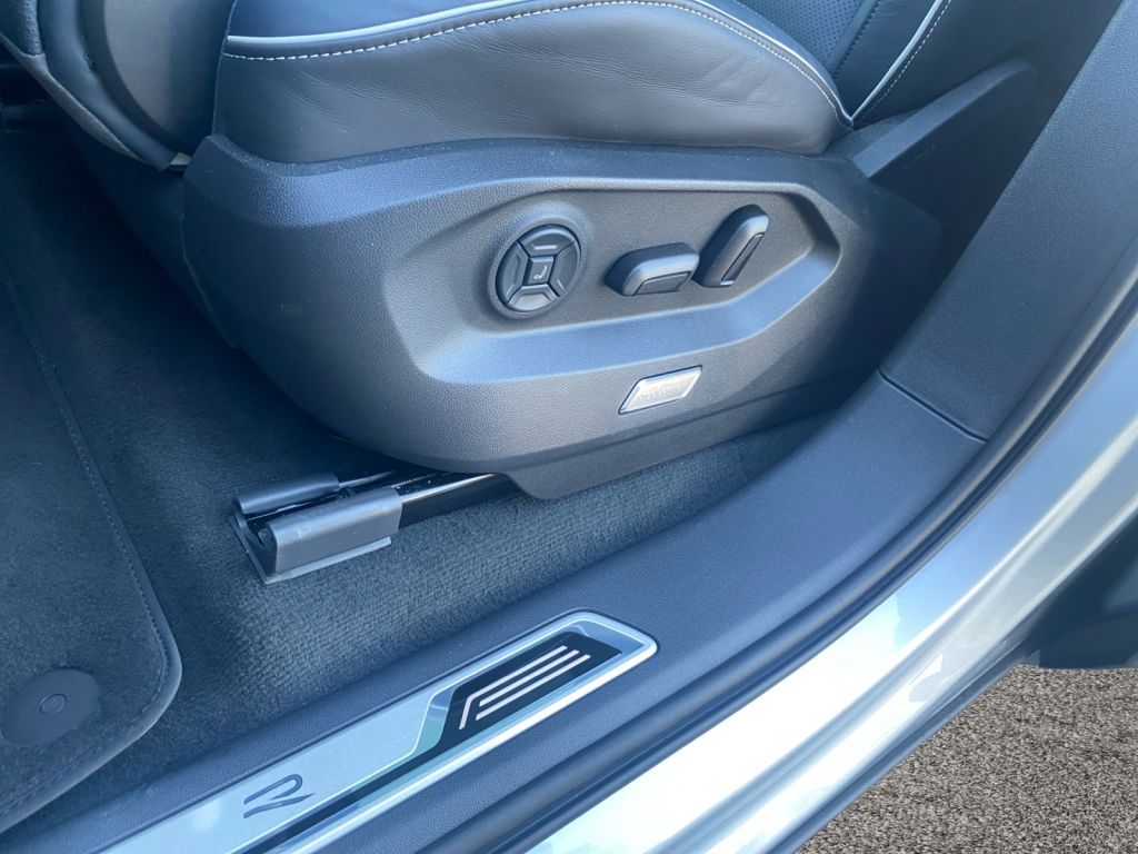 Fahrzeugabbildung Volkswagen Touareg 3.0 V6 TDI SCR 4Motion Aut. R-Line