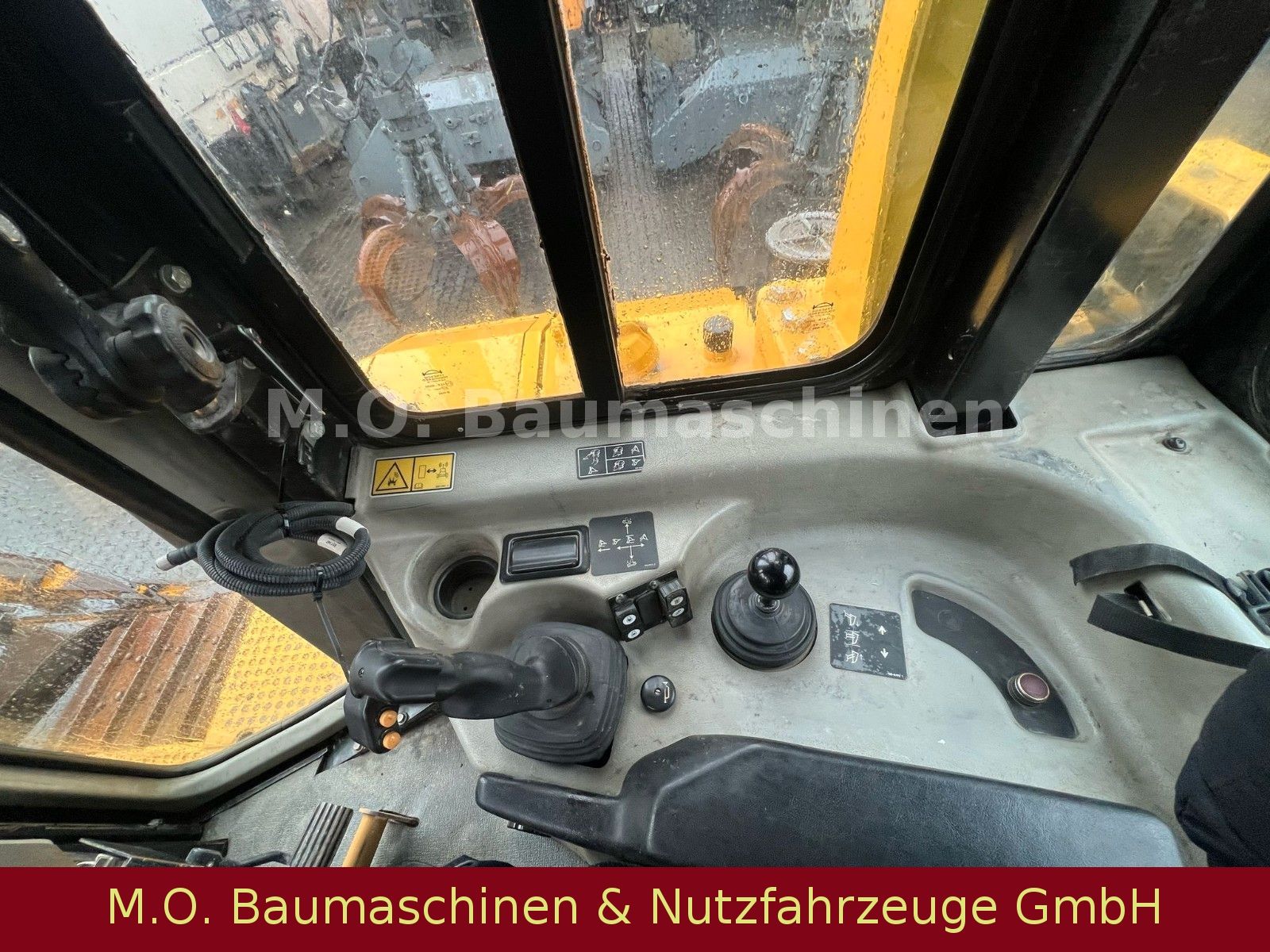 Fahrzeugabbildung CAT D6 T XL  / 4. Wegeplanierschild /Ripper /