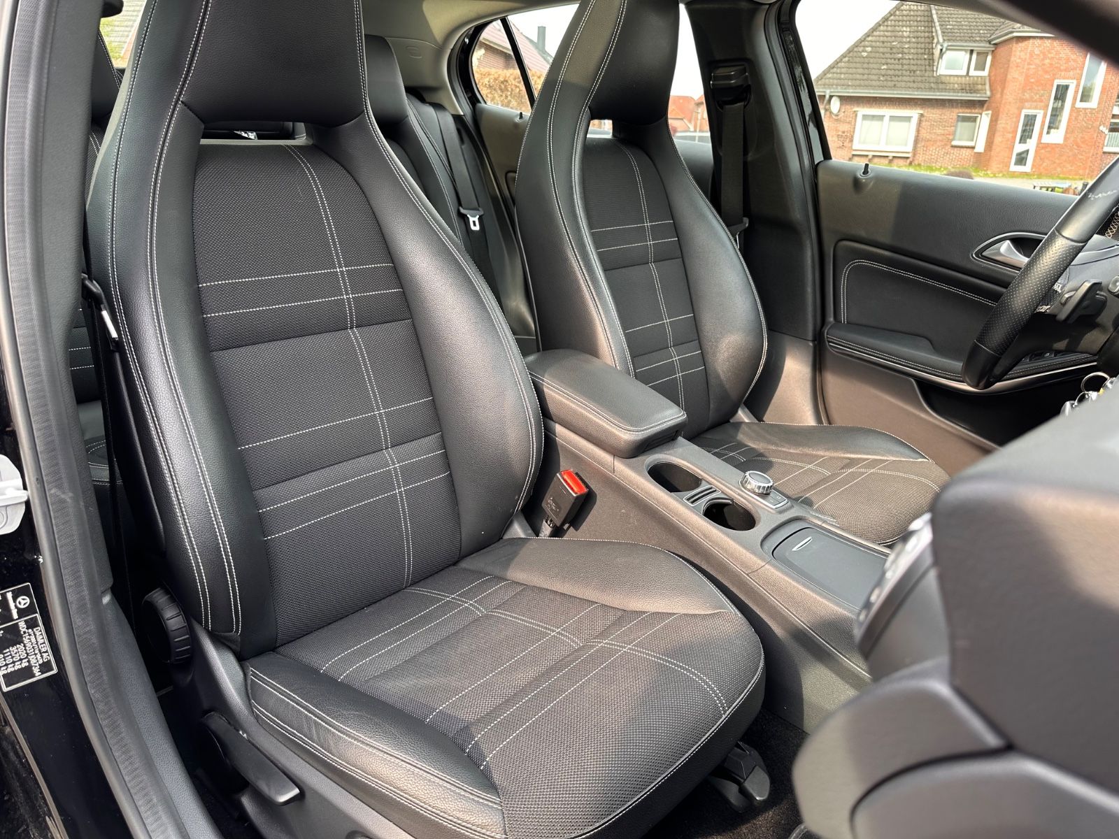 Fahrzeugabbildung Mercedes-Benz GLA 220 CDI Urban DCT AHK/Pano/SHZG/STANDHZG/GRA