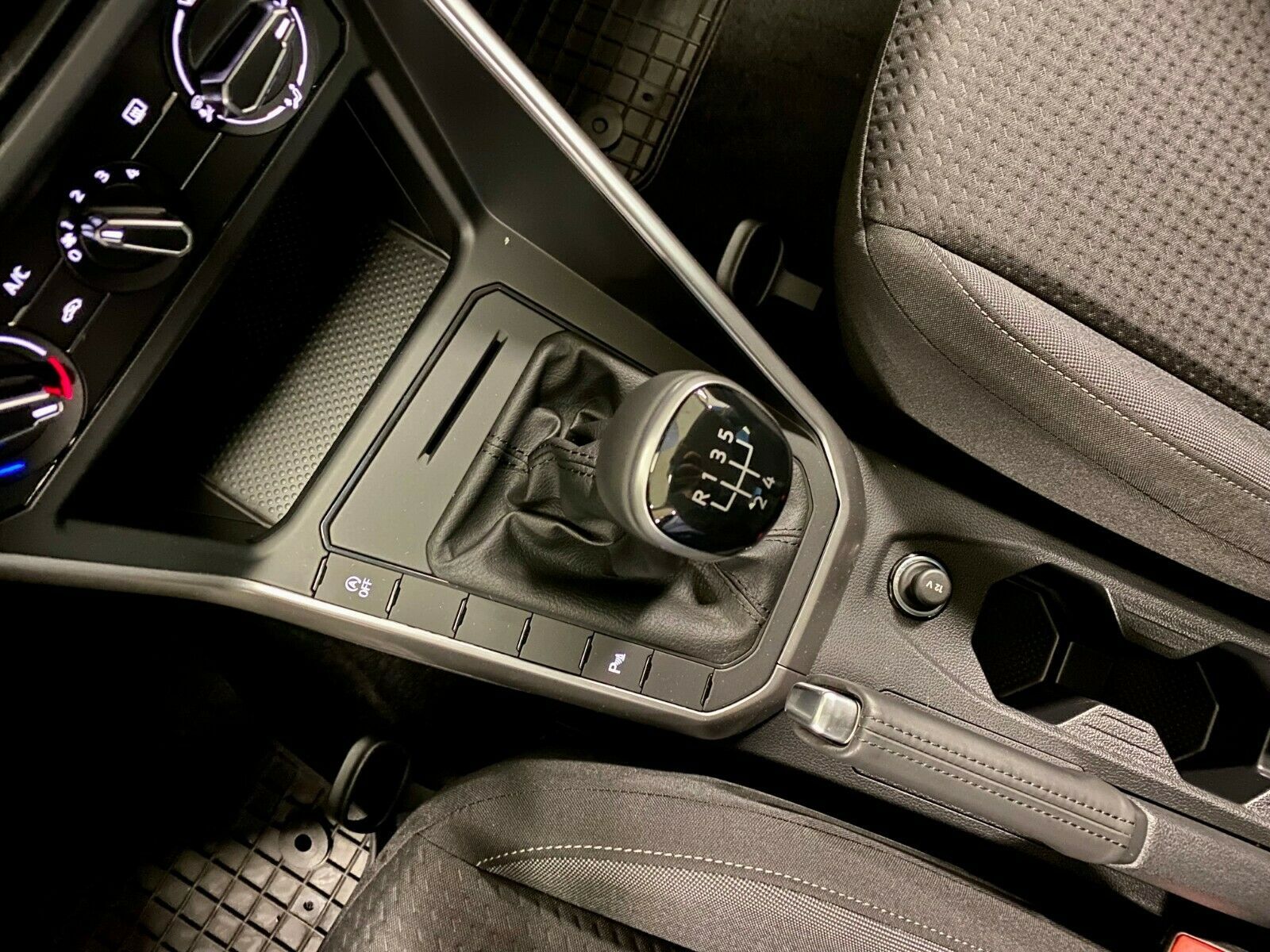 Fahrzeugabbildung Volkswagen Polo VI 1.0 TSI LIFE LED+PDC+SHZ+GARANTIE 2025++