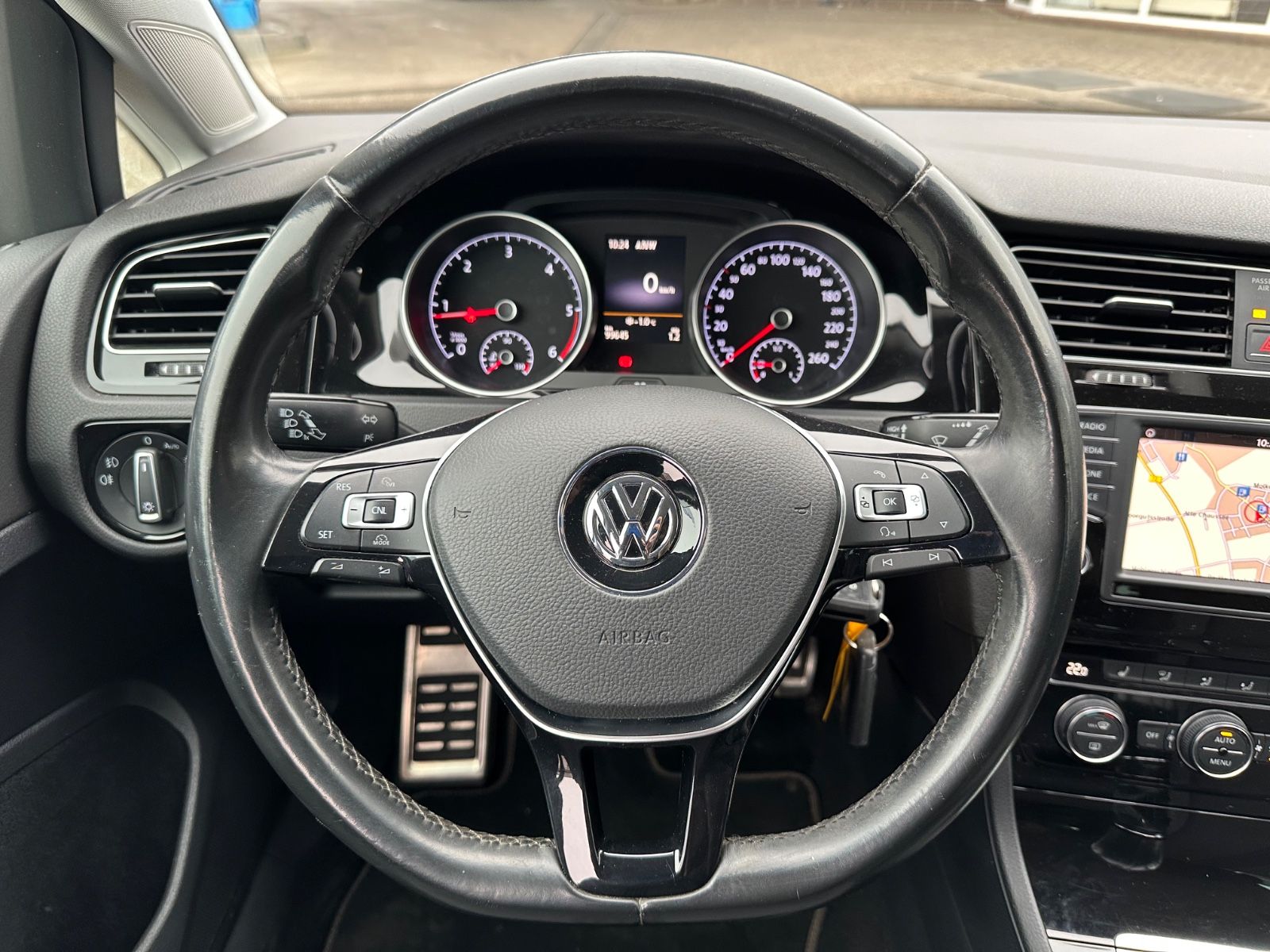 Fahrzeugabbildung Volkswagen Golf VII 1.6 TDI Allstar AHK/BiXenon/BT/GJR