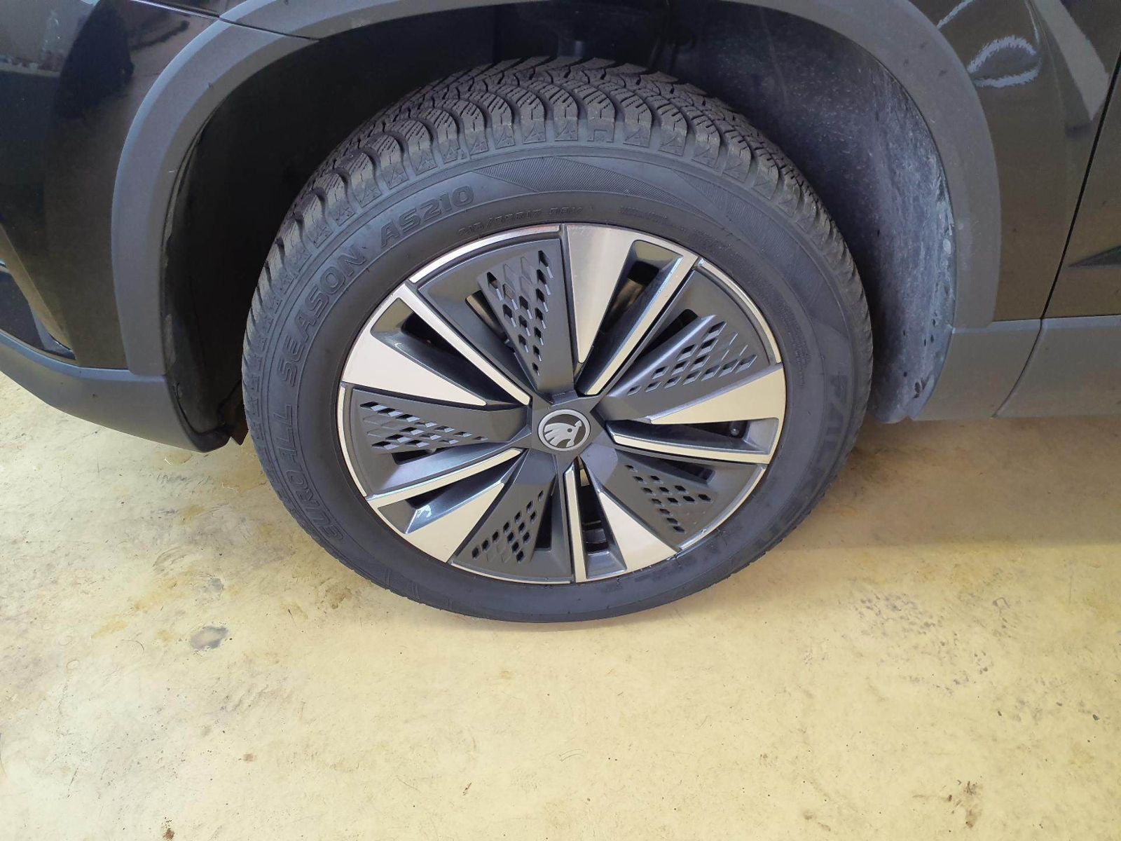 Fahrzeugabbildung SKODA Karoq Tour 2.0 TDI DSG | LED AHK RFK ACC