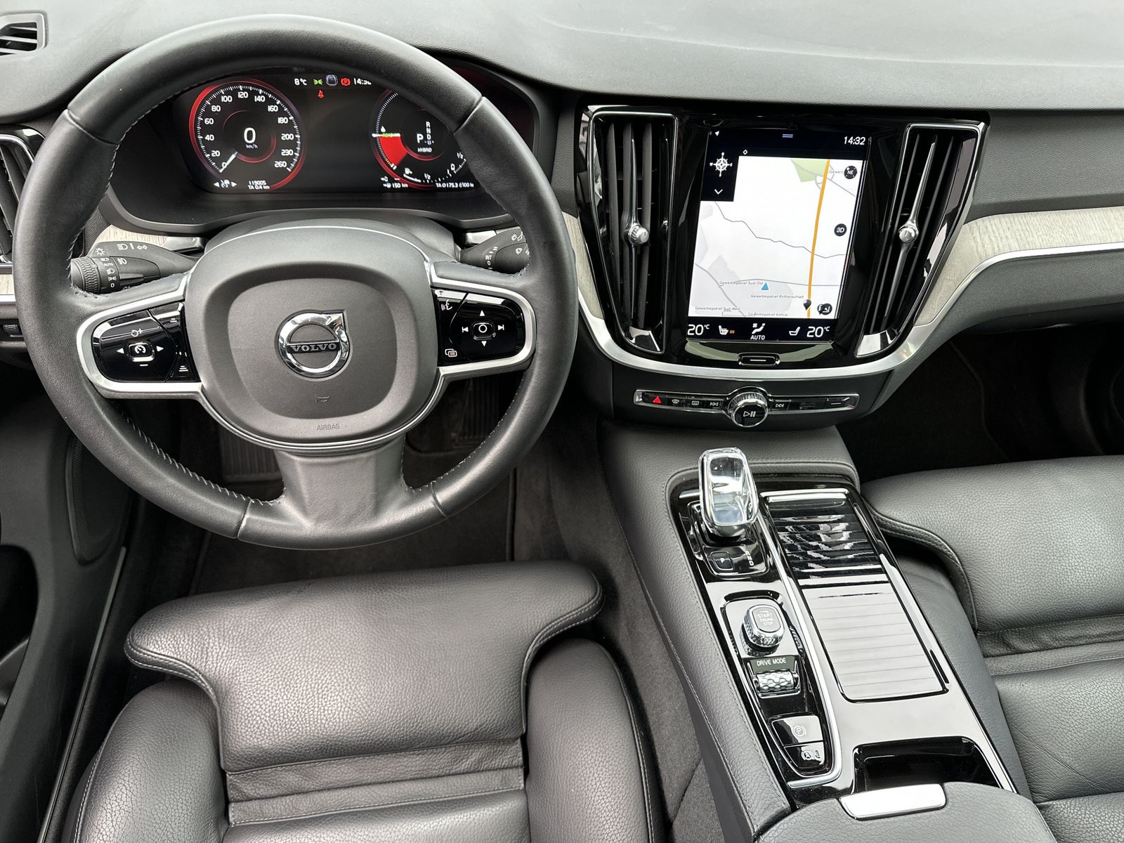 Fahrzeugabbildung Volvo V60 Inscription Hybrid AWD NAV+LED+360°+PANO+PP