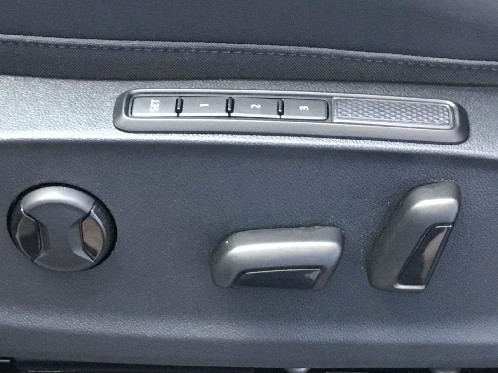 Fahrzeugabbildung CUPRA Terramar 1.5 e-HYBRID DSG+AHK+Kessy+Navi+18"