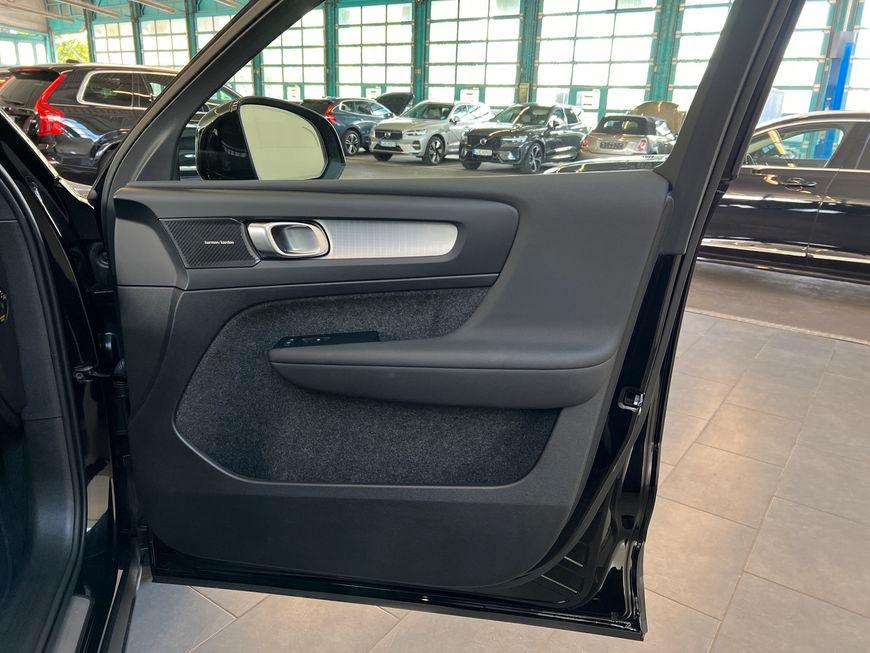 Volvo XC40 B3 Plus-Dark DKG Pano Pixel-LED AHK Pilot B