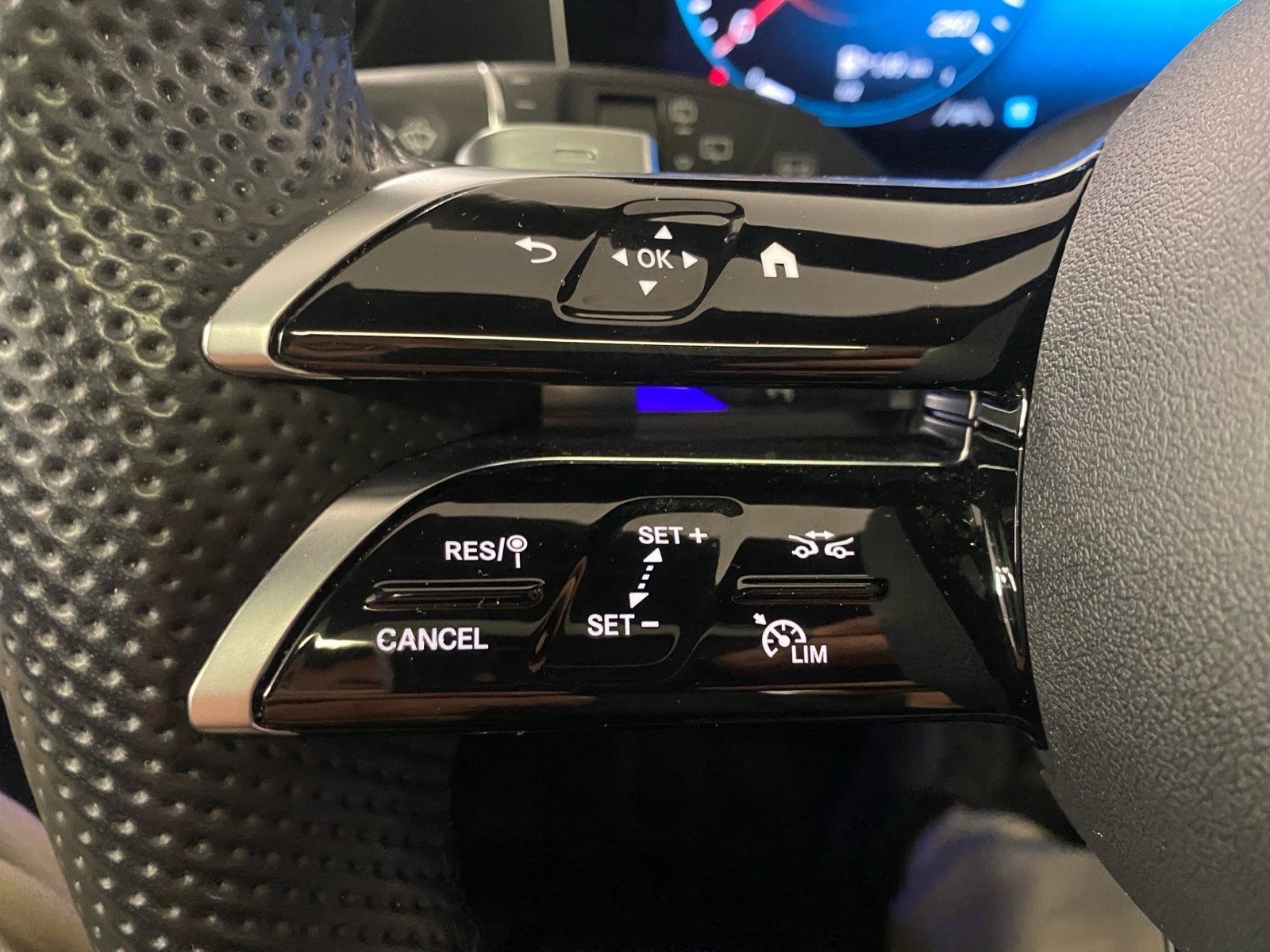 Fahrzeugabbildung Mercedes-Benz E 300 de 4MATIC*AMG*DISTRONIC*LED*AHK*Pano-Dach*