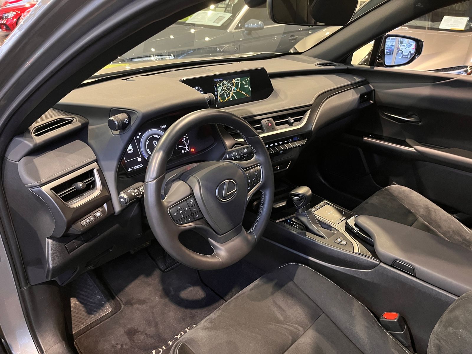 Fahrzeugabbildung Lexus UX 250h Launch Edition LED NAV SHZ PDC RFK 17"
