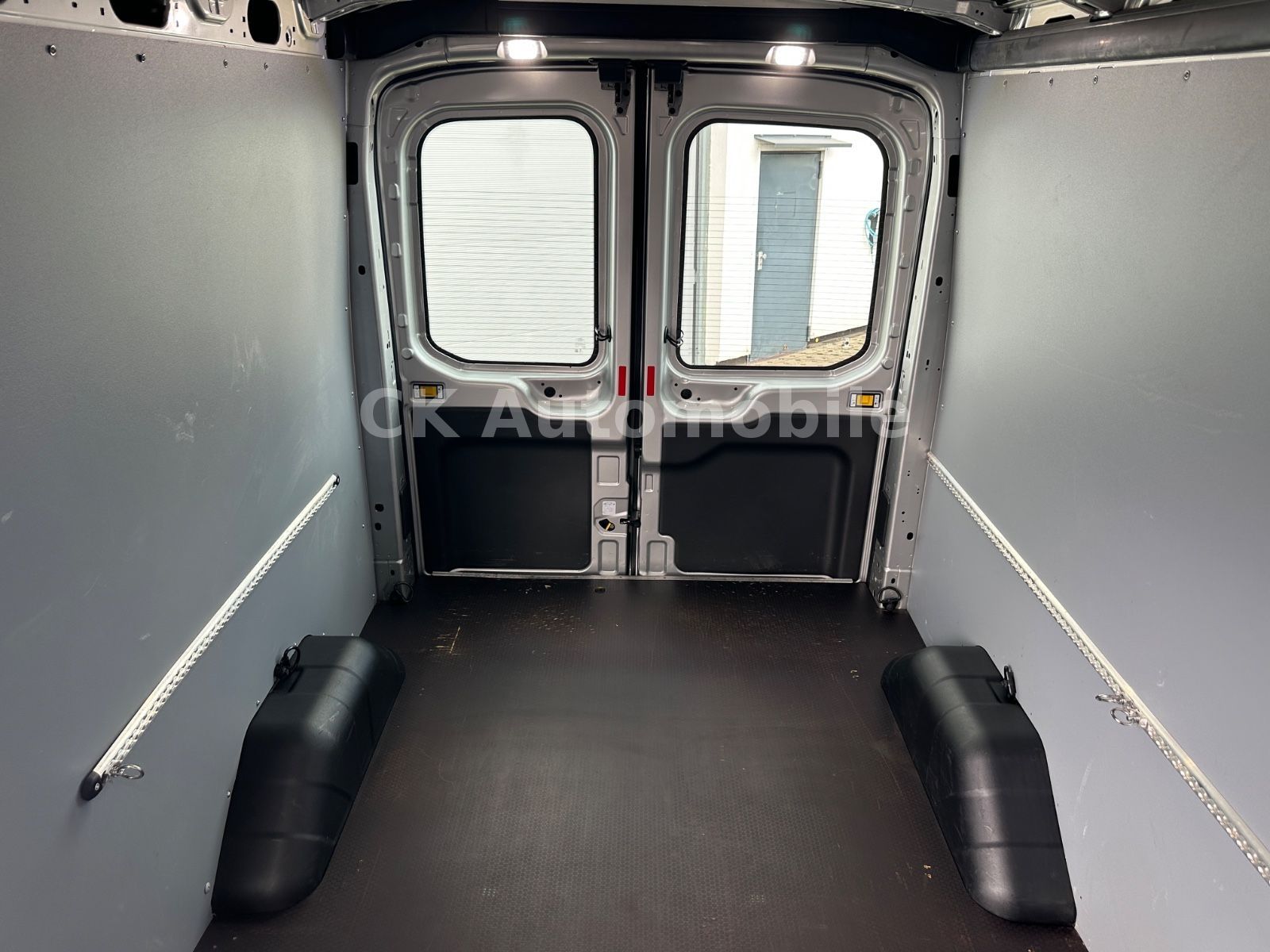 Fahrzeugabbildung Ford Transit Kasten 350 H2L3 Trend/Navi/Klima/PDC