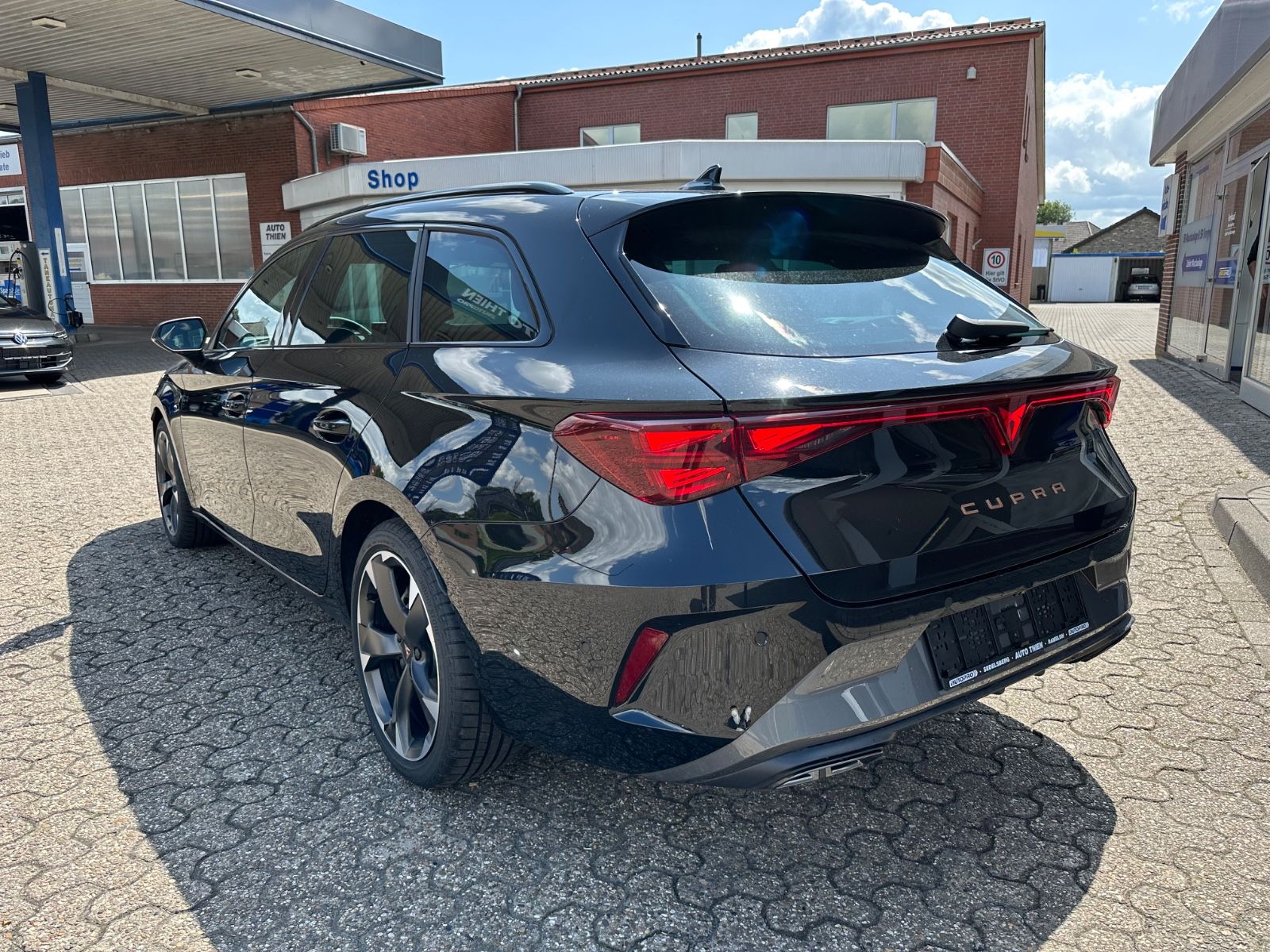Fahrzeugabbildung CUPRA Leon ST 1.5 eTSI DSG Navi/AHK/LED/SHZG/18"