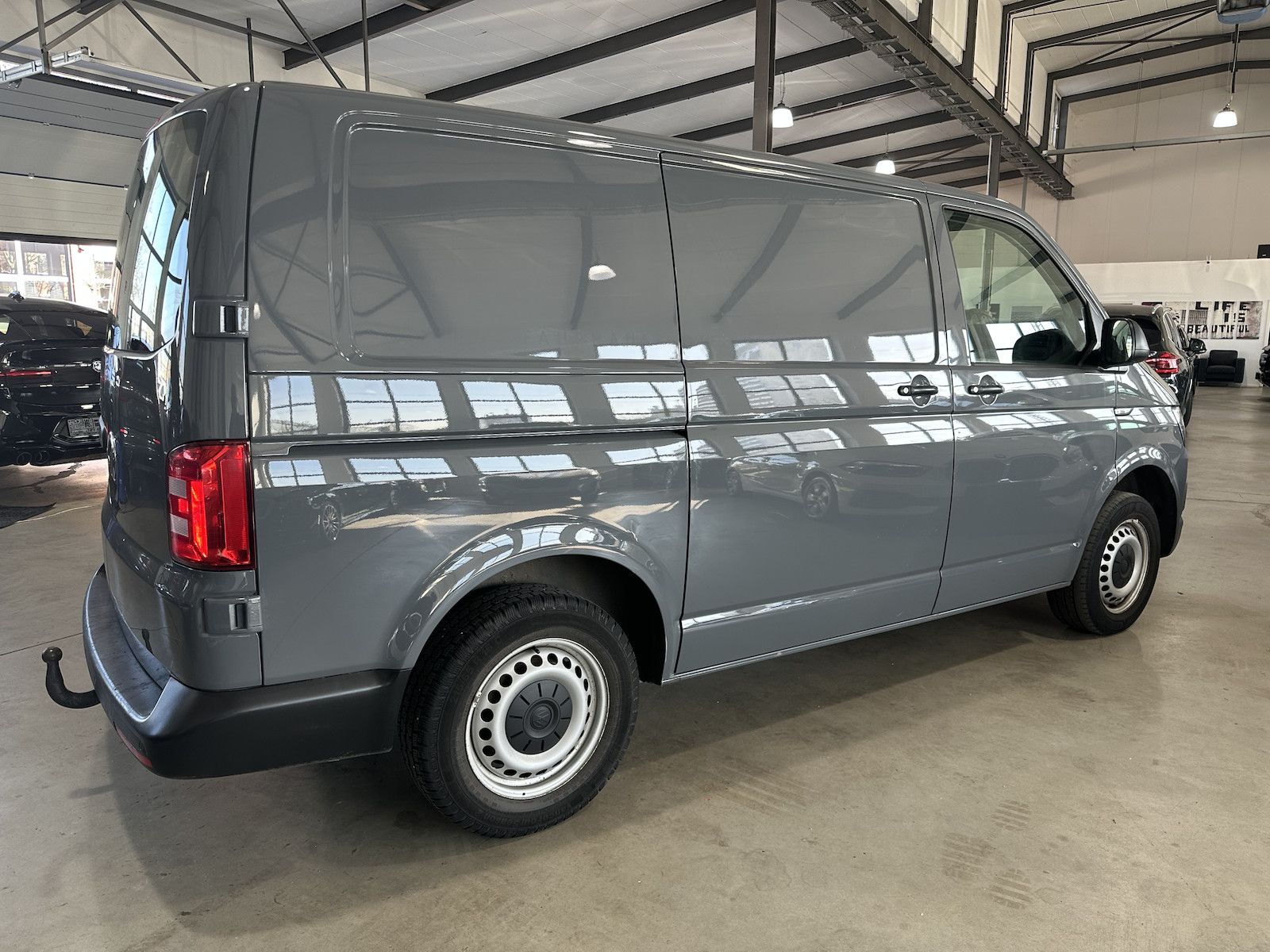 Fahrzeugabbildung Volkswagen T6 Kasten 2.0 TDI Kurz/1.Hd/U-Frei/3-Sitzer/PDC/
