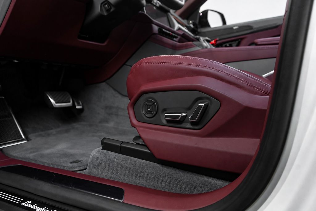 LAMBORGHINI Urus 2025