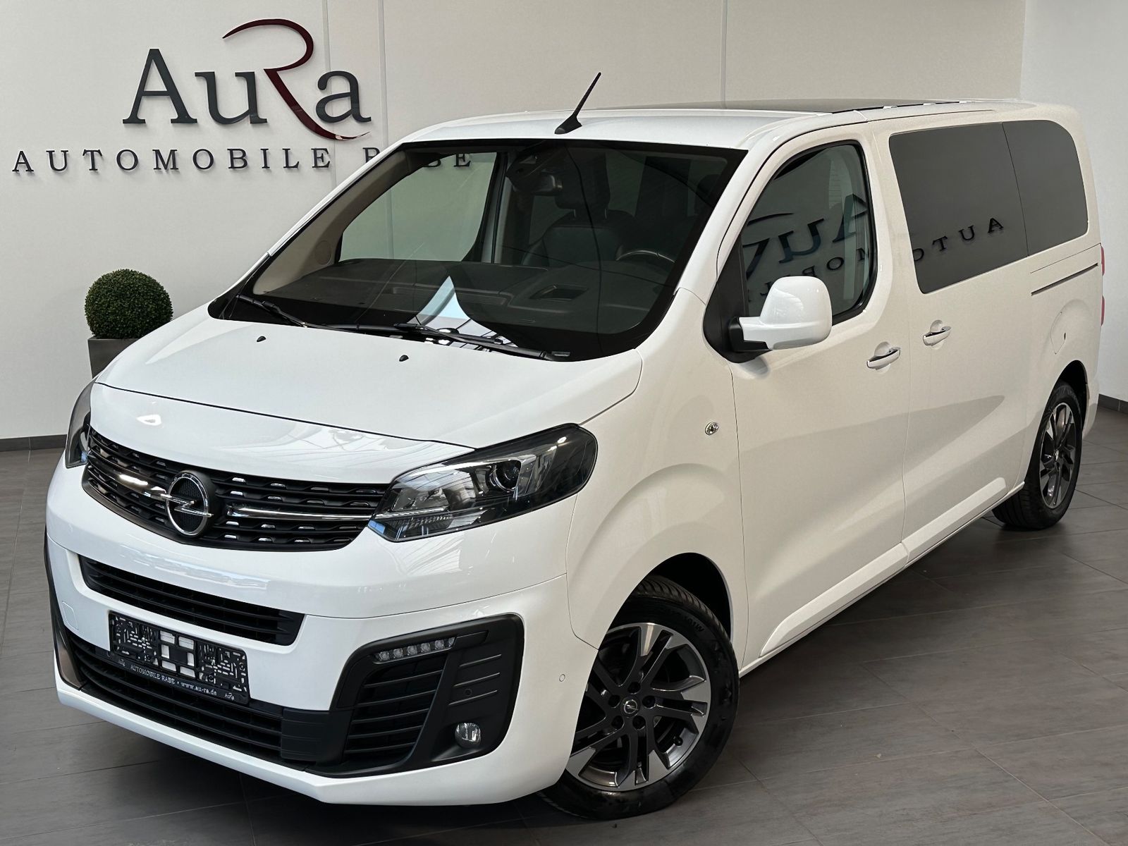 Fahrzeugabbildung Opel Zafira Life L2H1 2.0 Diesel NAV+PANORAMA+AHK+HUD