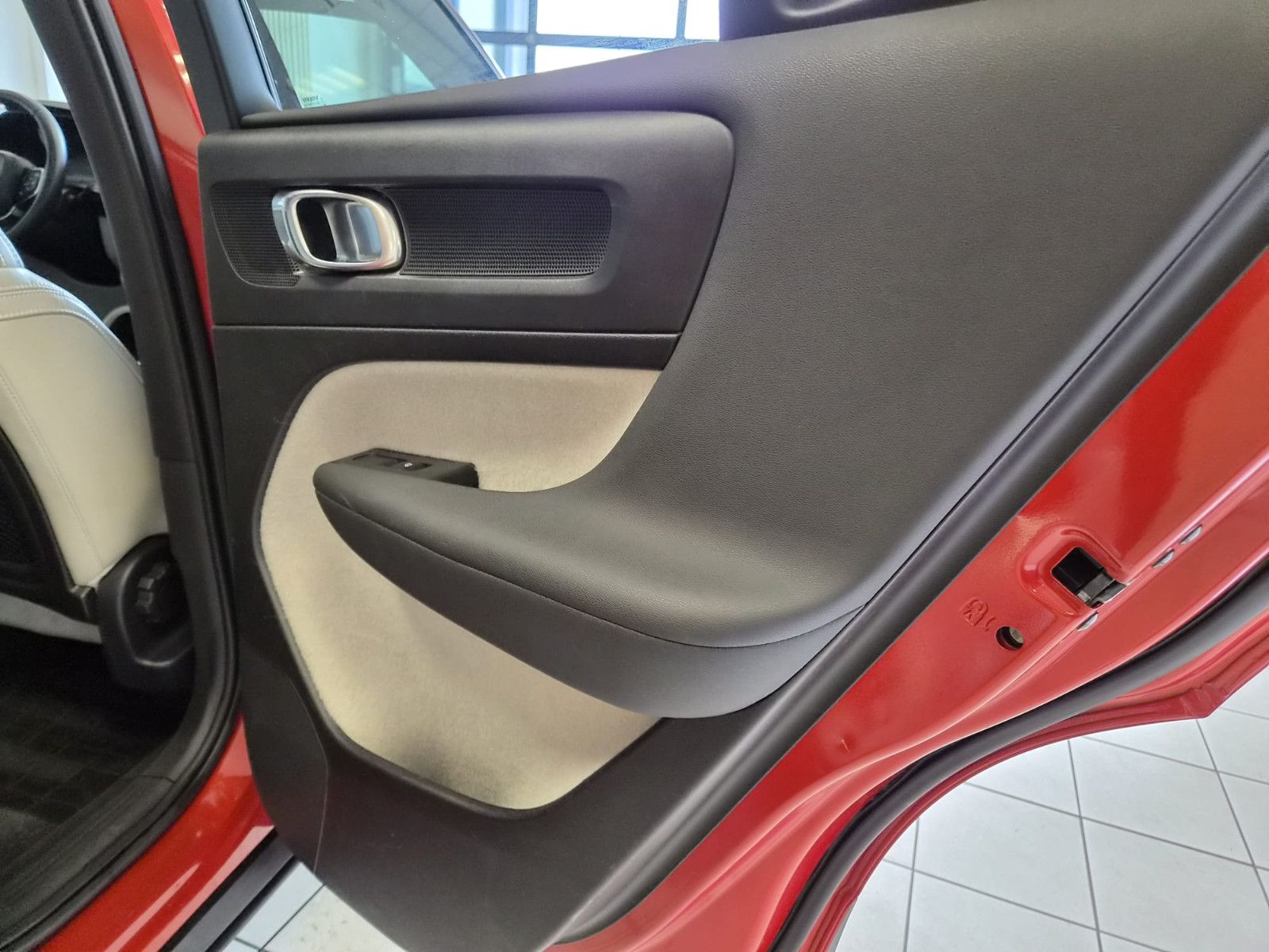 Fahrzeugabbildung Volvo XC 40Momentum AWD / H&K Sound / 1. Hand / S-HEFT