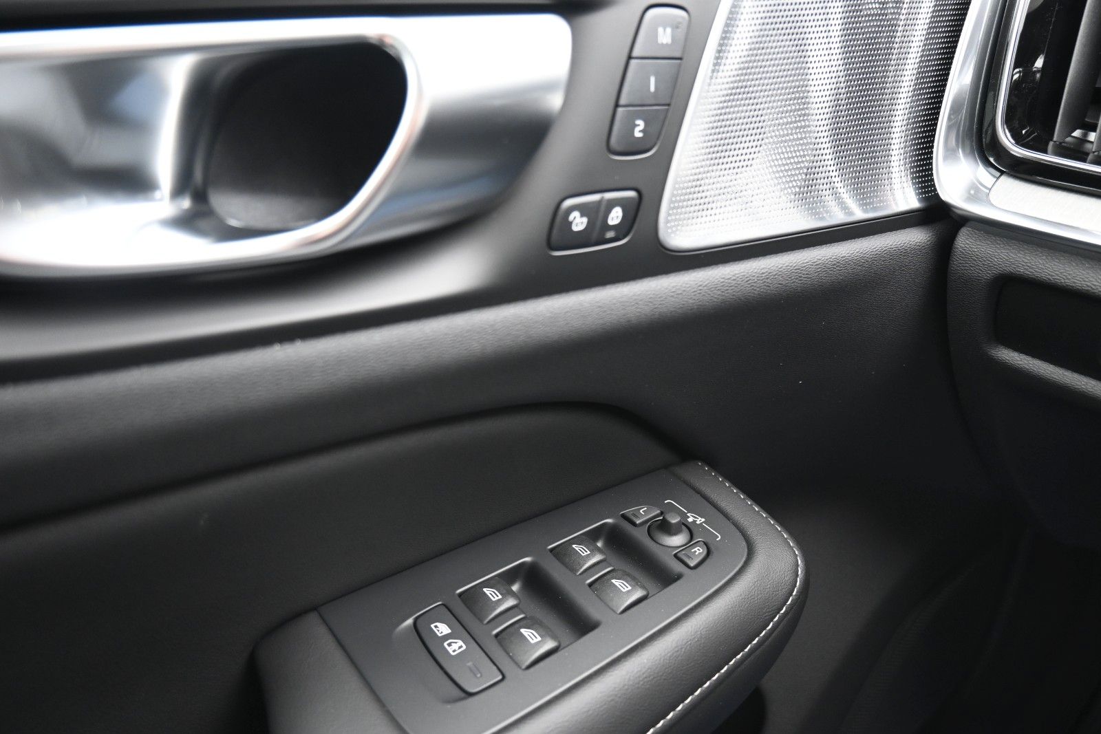 Fahrzeugabbildung Volvo V60 B4 DKG Ultra Dark*B&W*Massage*ACC*AHK*20"