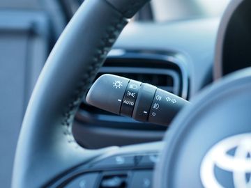 Bild 11 Toyota Yaris Hybrid Style,PDC v+h,Kamera, LED