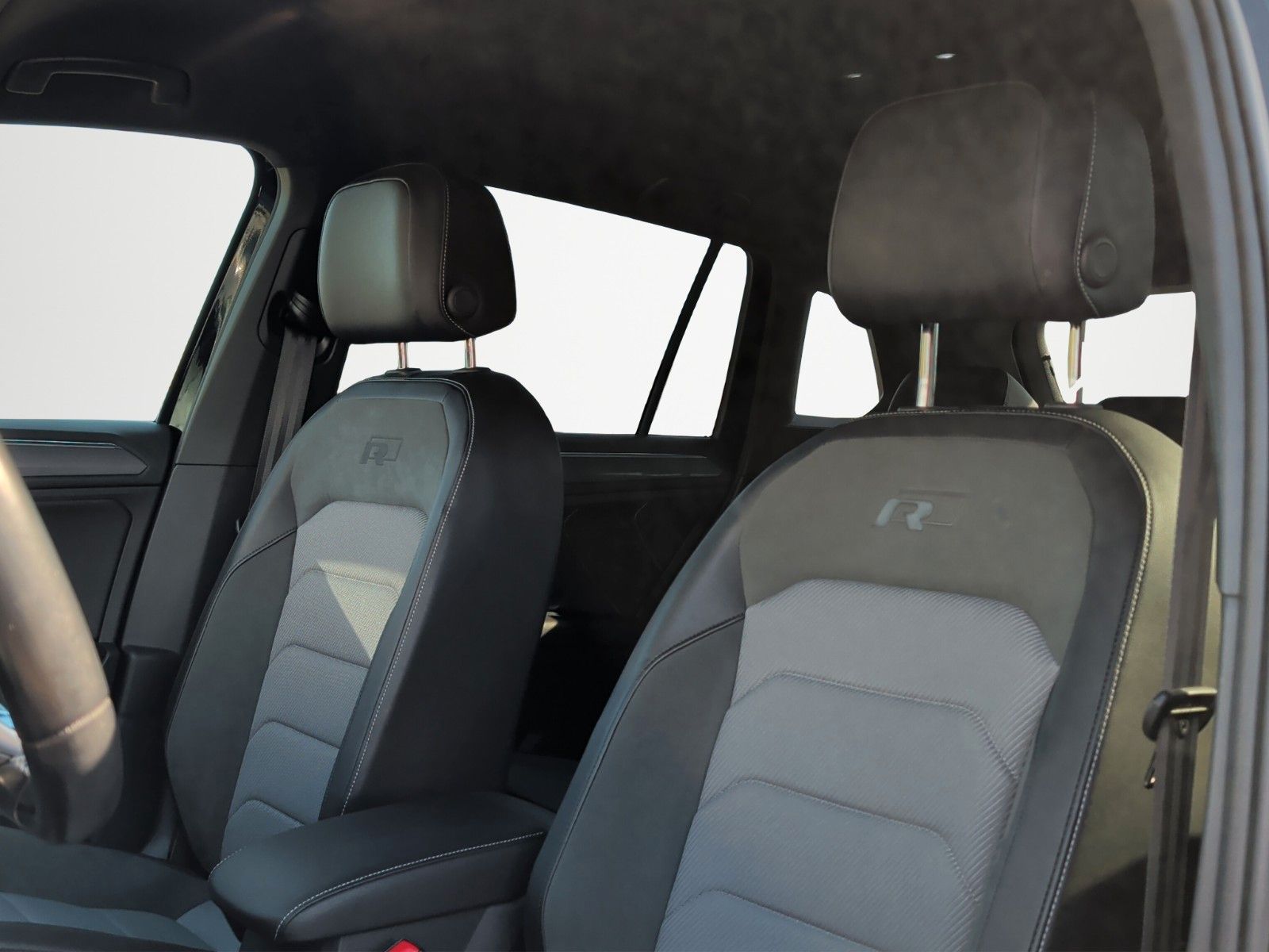 Fahrzeugabbildung Volkswagen TIGUAN 2.0 TDI R-LINE BLACKSTYLE HUD 19" AHK KAM