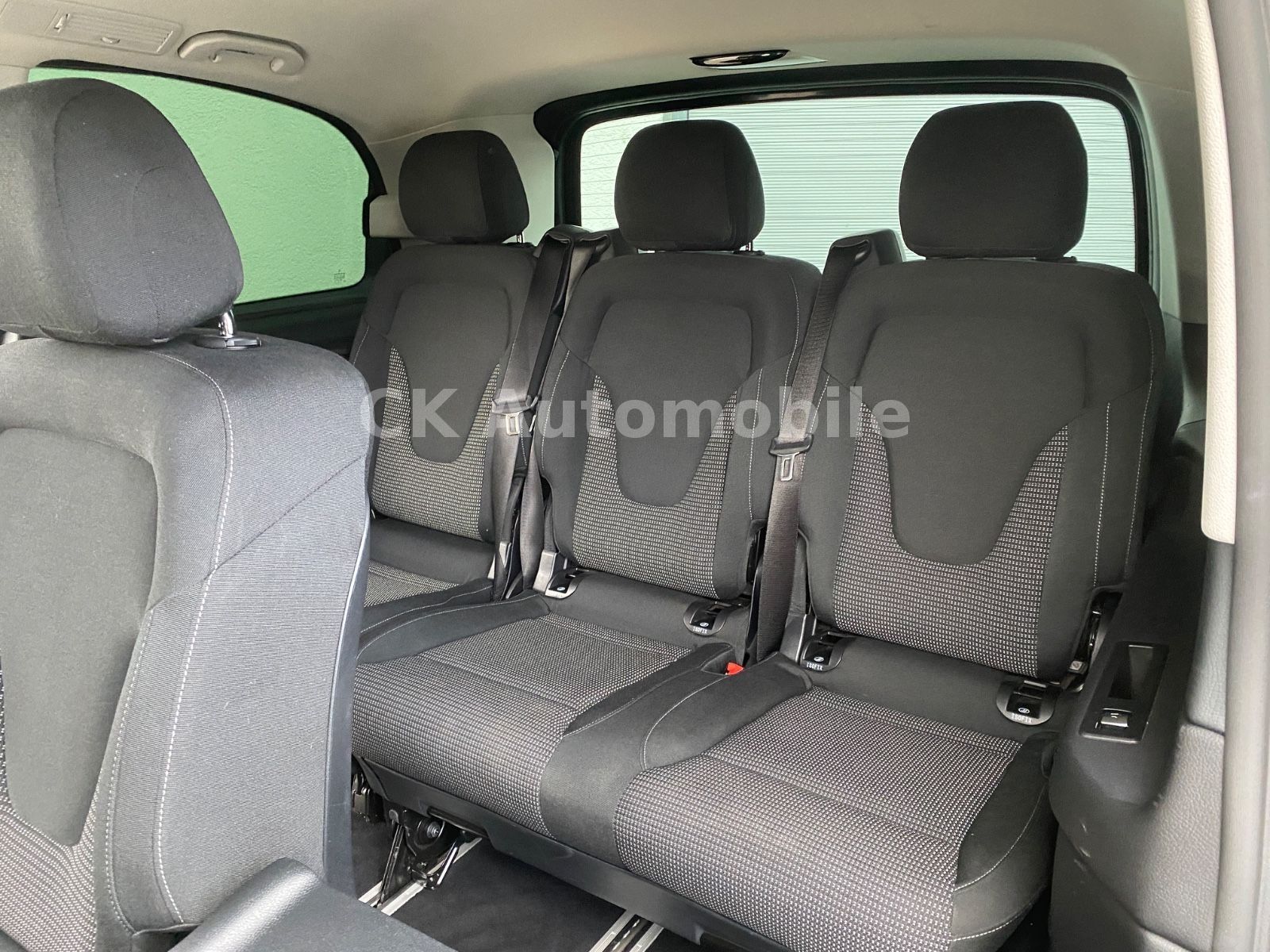 Fahrzeugabbildung Mercedes-Benz V 300d 4Matic Kompakt/AMG-Line/8 Sitze/360°/AHK