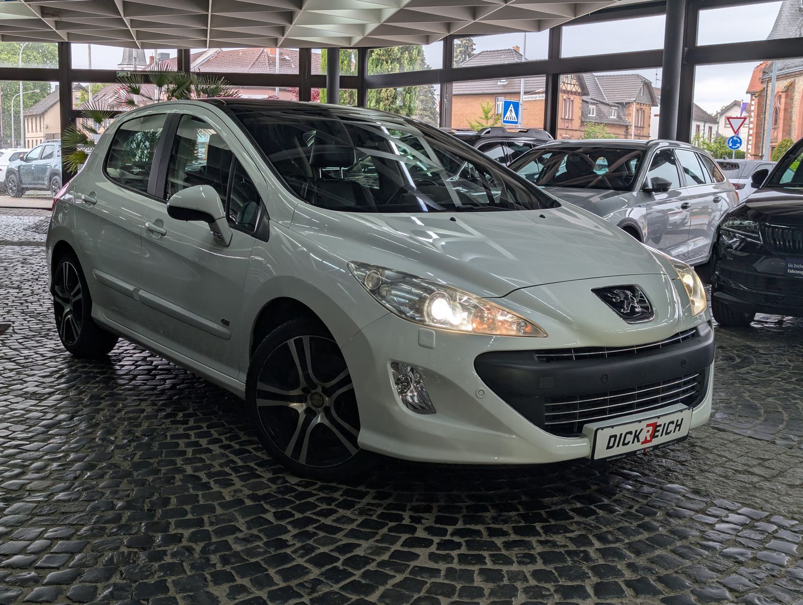 Fahrzeugabbildung Peugeot 308 GTi LEDER PANO XENON TEMP PDC NAVI 18-ZOLL