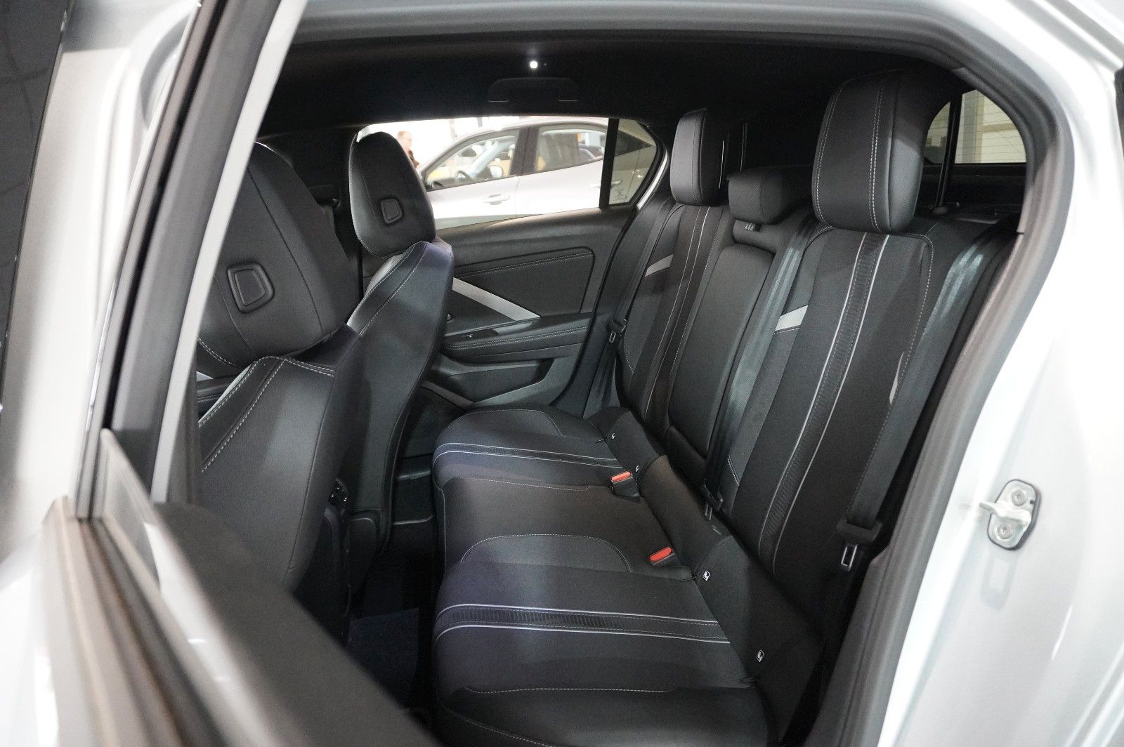 Fahrzeugabbildung Opel Astra L Lim. 1.6 HYBRID GS SPORT NAVI/360°/SPORT
