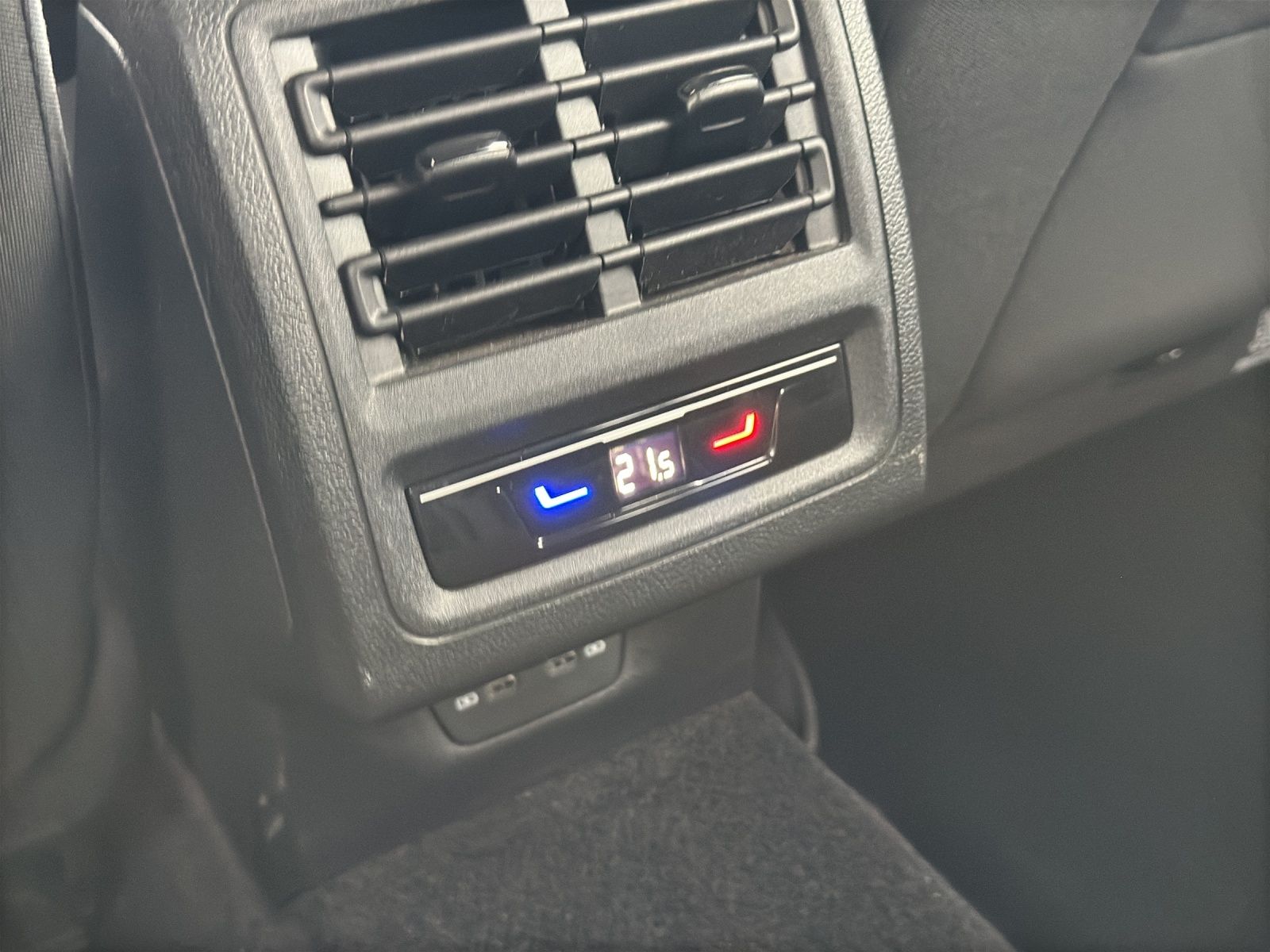 Fahrzeugabbildung Volkswagen Golf VIII Variant eTSI Active DSG NAVI AppConnec