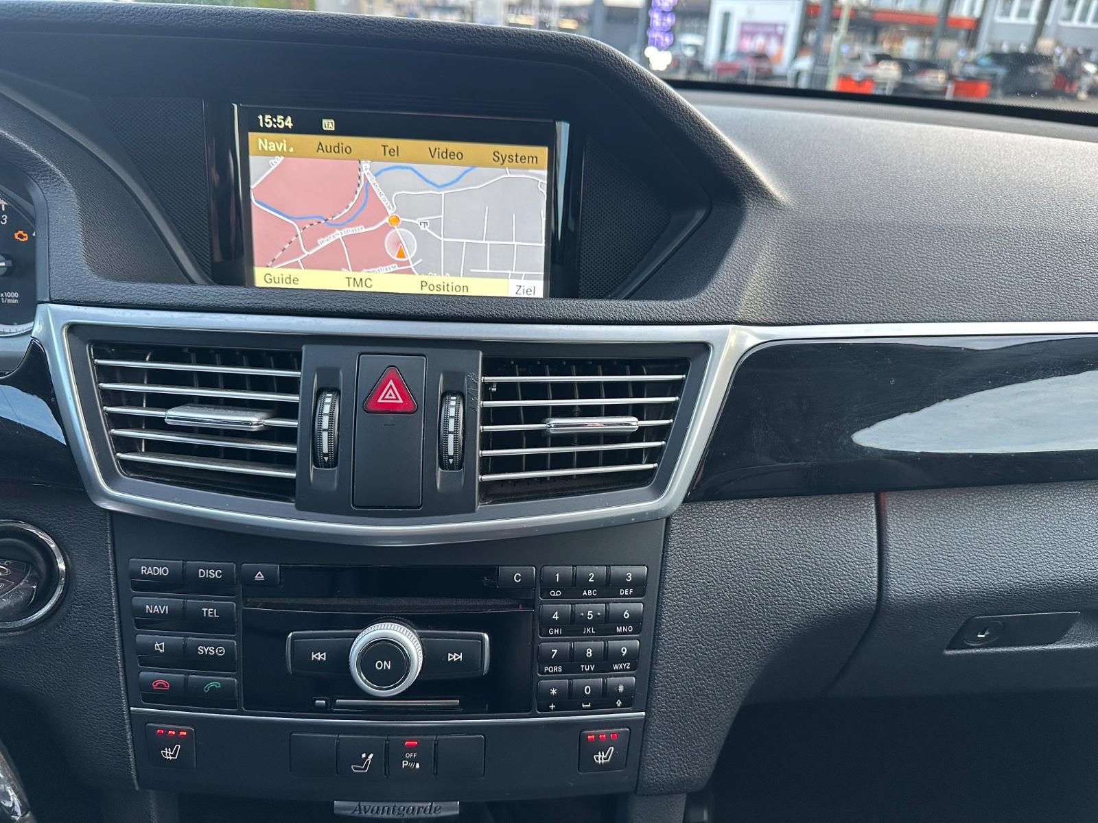 Mercedes-Benz E220 2010 — photo 20